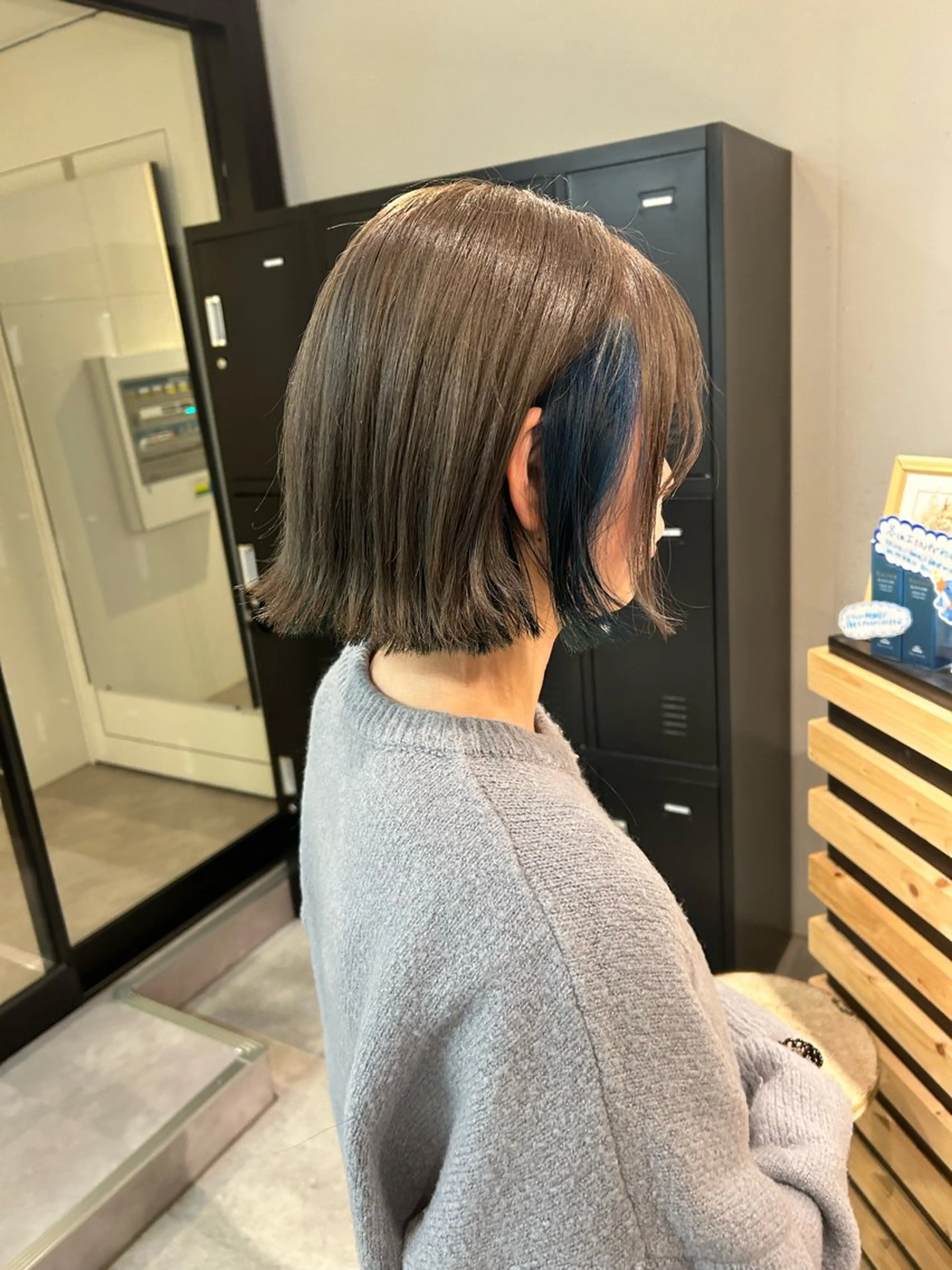 ミディアム カラー ブリーチ ブルーカラー グレージュ ヘアカラー トリートメント ウルフカット レイヤーカット上柿のヘアスタイル