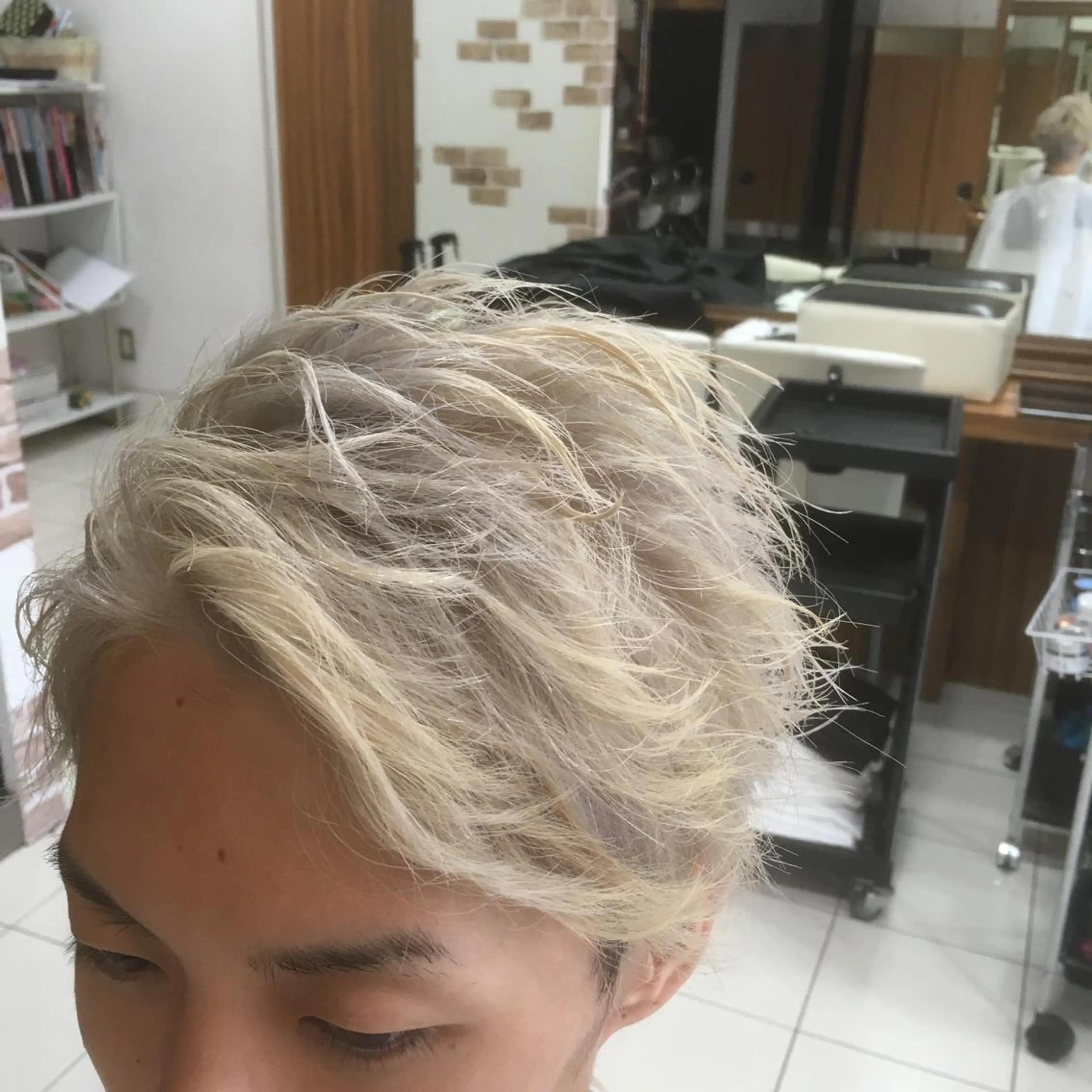 ショート カラー メンズ 白髪ぼかしハイライト 柳川拓哉のヘアスタイル