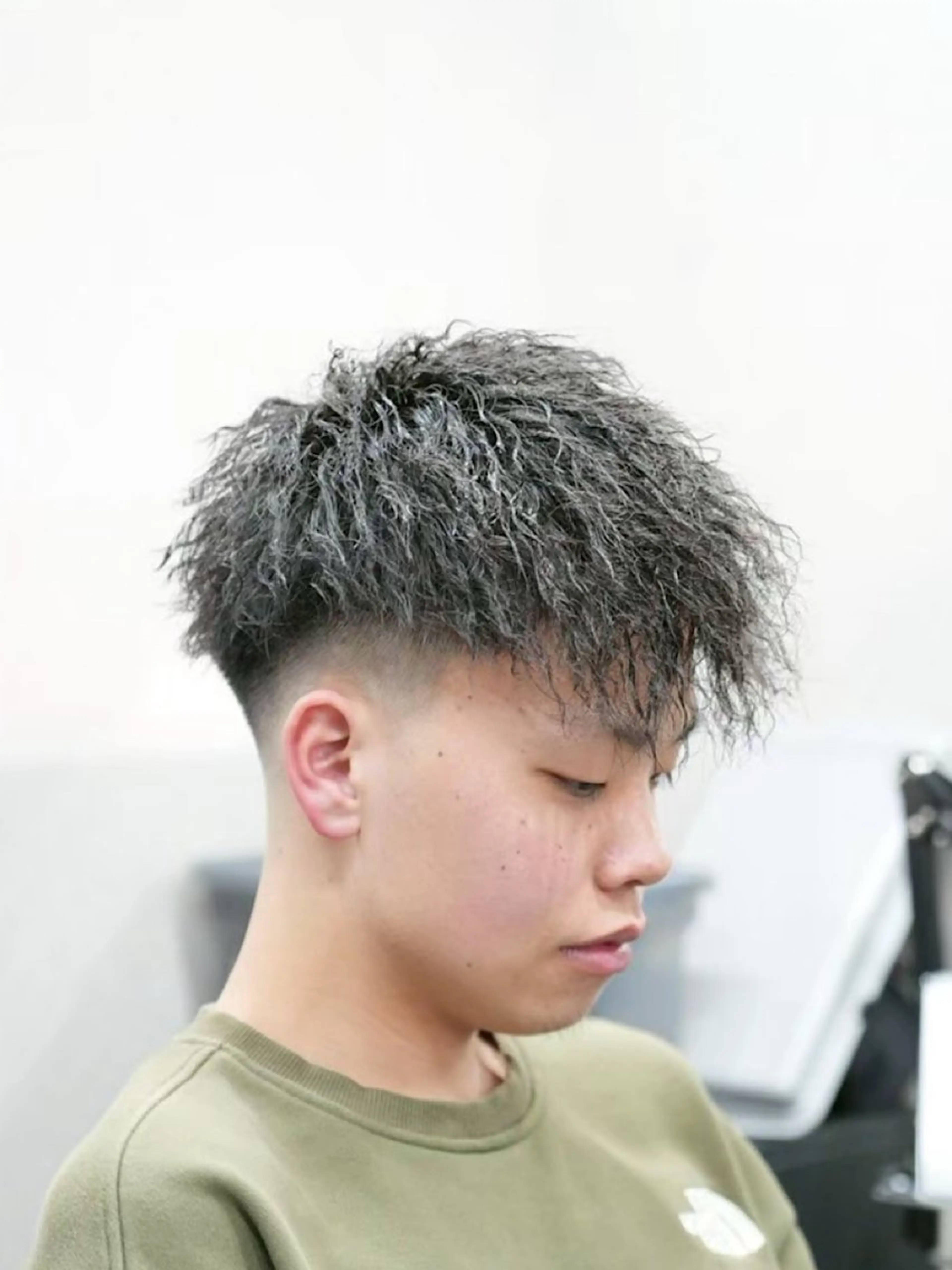 ショート パーマ メンズ フェードカット メンズハイライト メンズメッシュ メンズパーマ スペインカール SLASHメンズ専門 山口孔聖のヘアスタイル