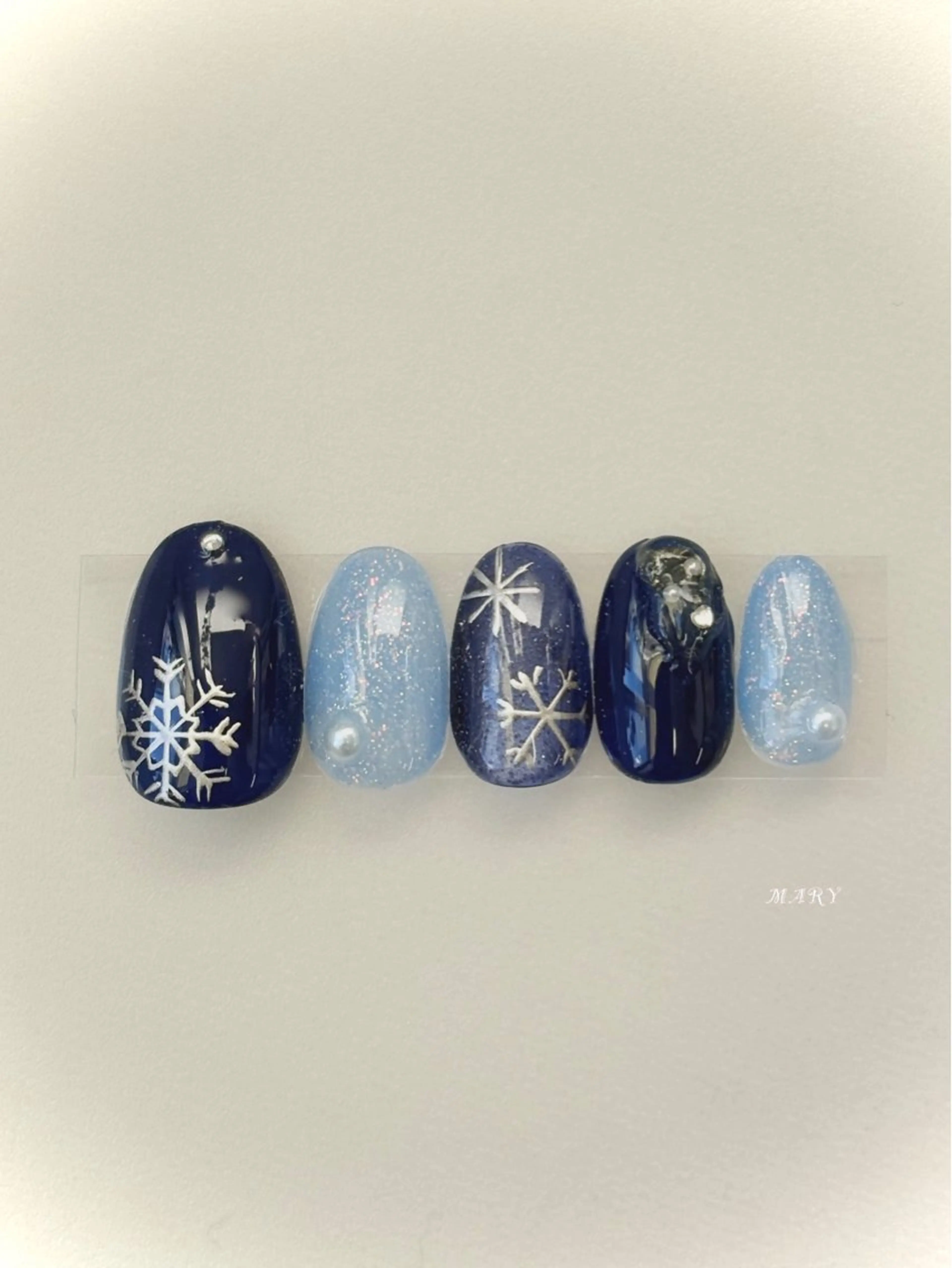 ネイル ブルー ニュアンスネイル 冬ネイル クリスマス ハンドネイル Mary nail .narumiのネイルデザイン