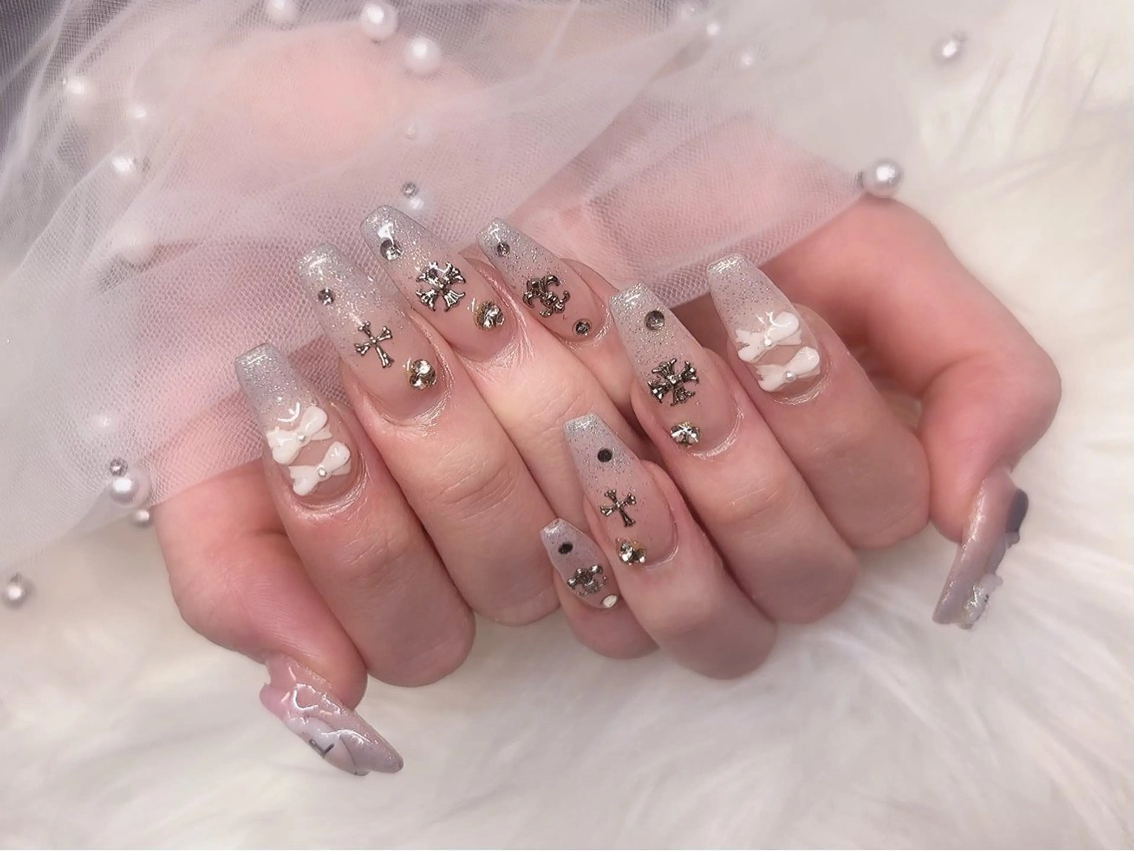 ネイル グラデーション ロングネイル 持ち込み リボン ストーンネイル Y. 🍒maki🍒ྀིのネイルデザイン