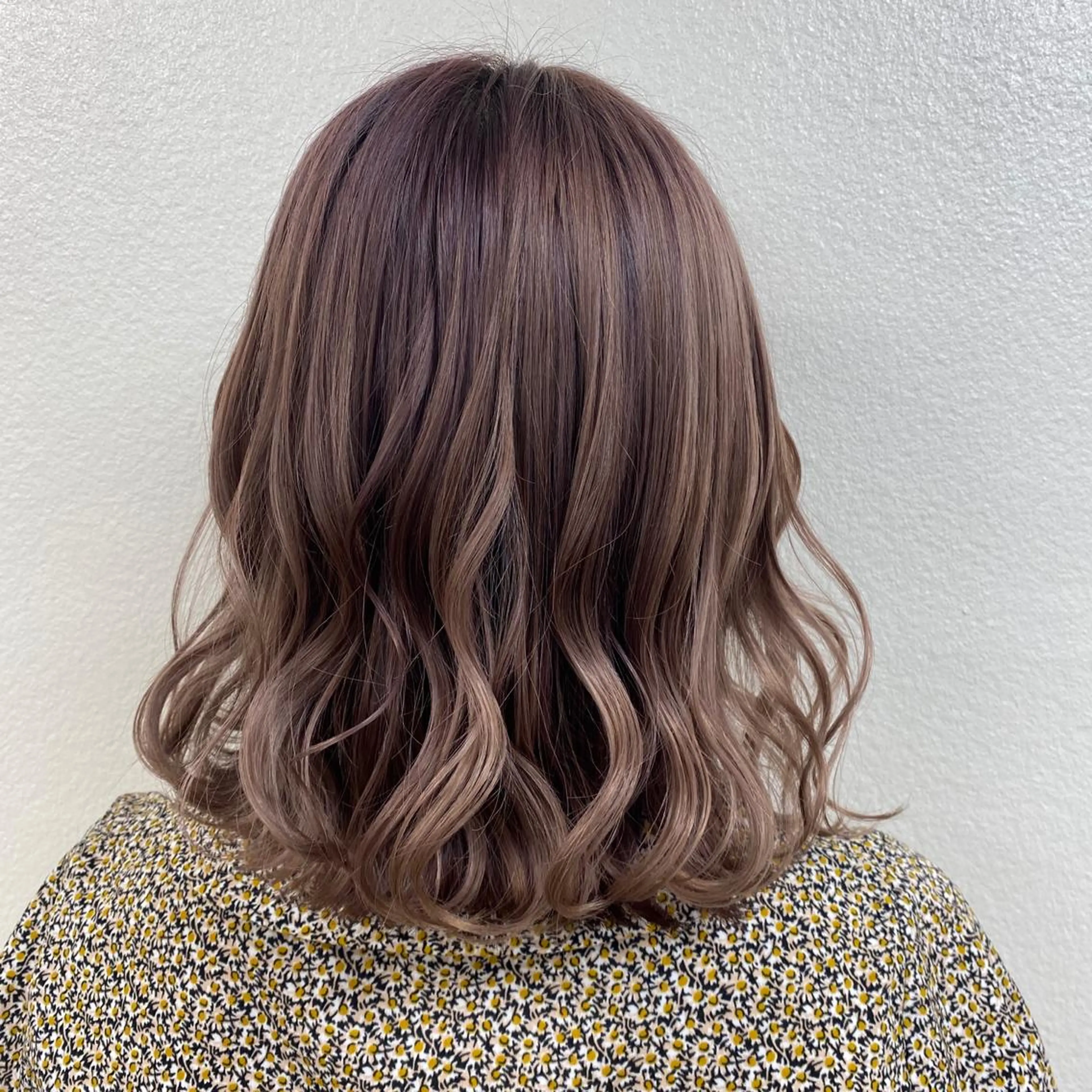 ミディアム カラー ヘアアレンジ マツエク・マツパ ベージュカラー ハイトーンカラー ハイトーンベージュ ピンクカラー ピンクベージュ EMANON池袋3rd所属・ダブルカラー｜ なおき｜池袋美容師のヘアスタイル