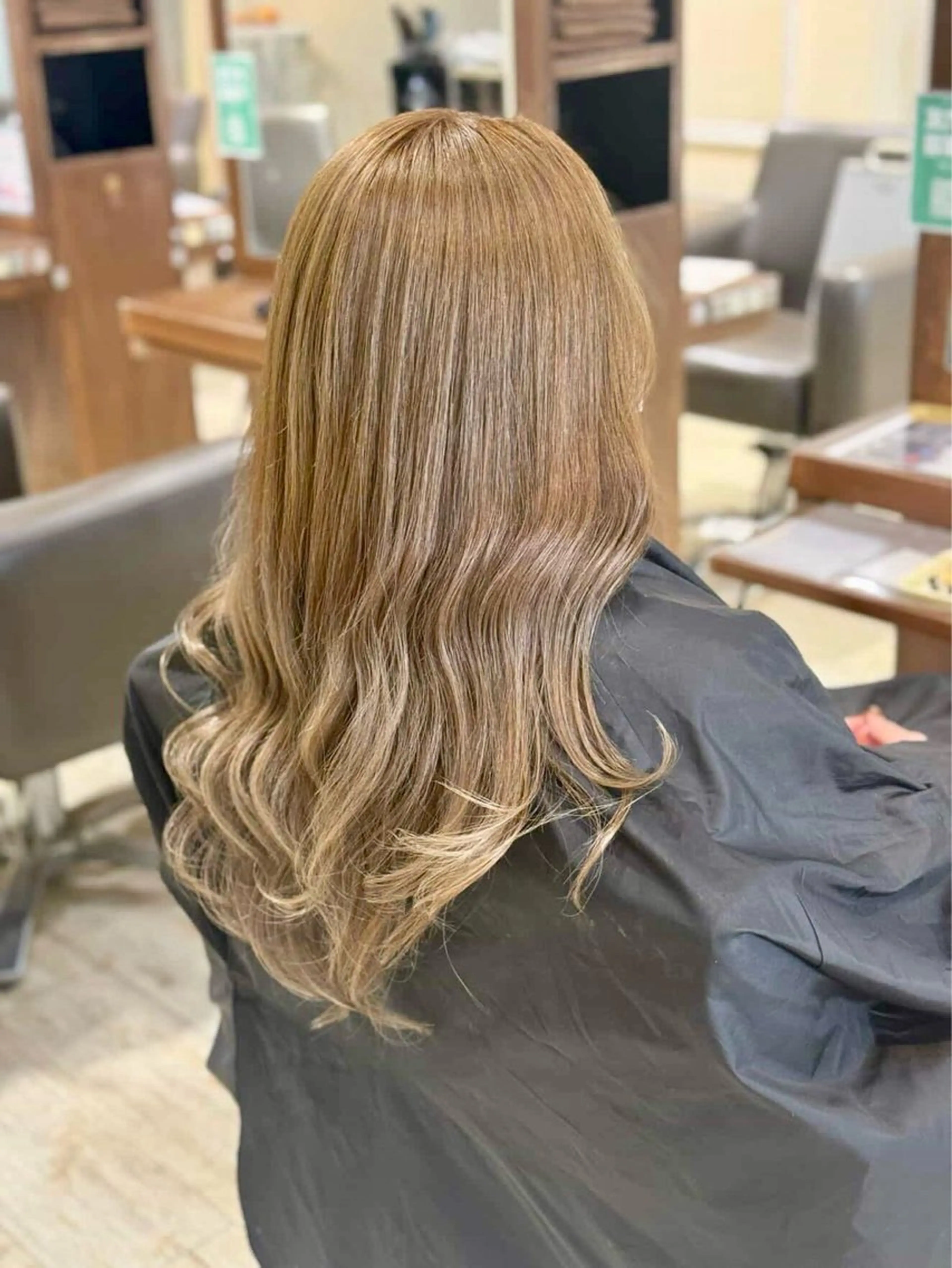 ロング カラー 三田 夏輝のヘアスタイル