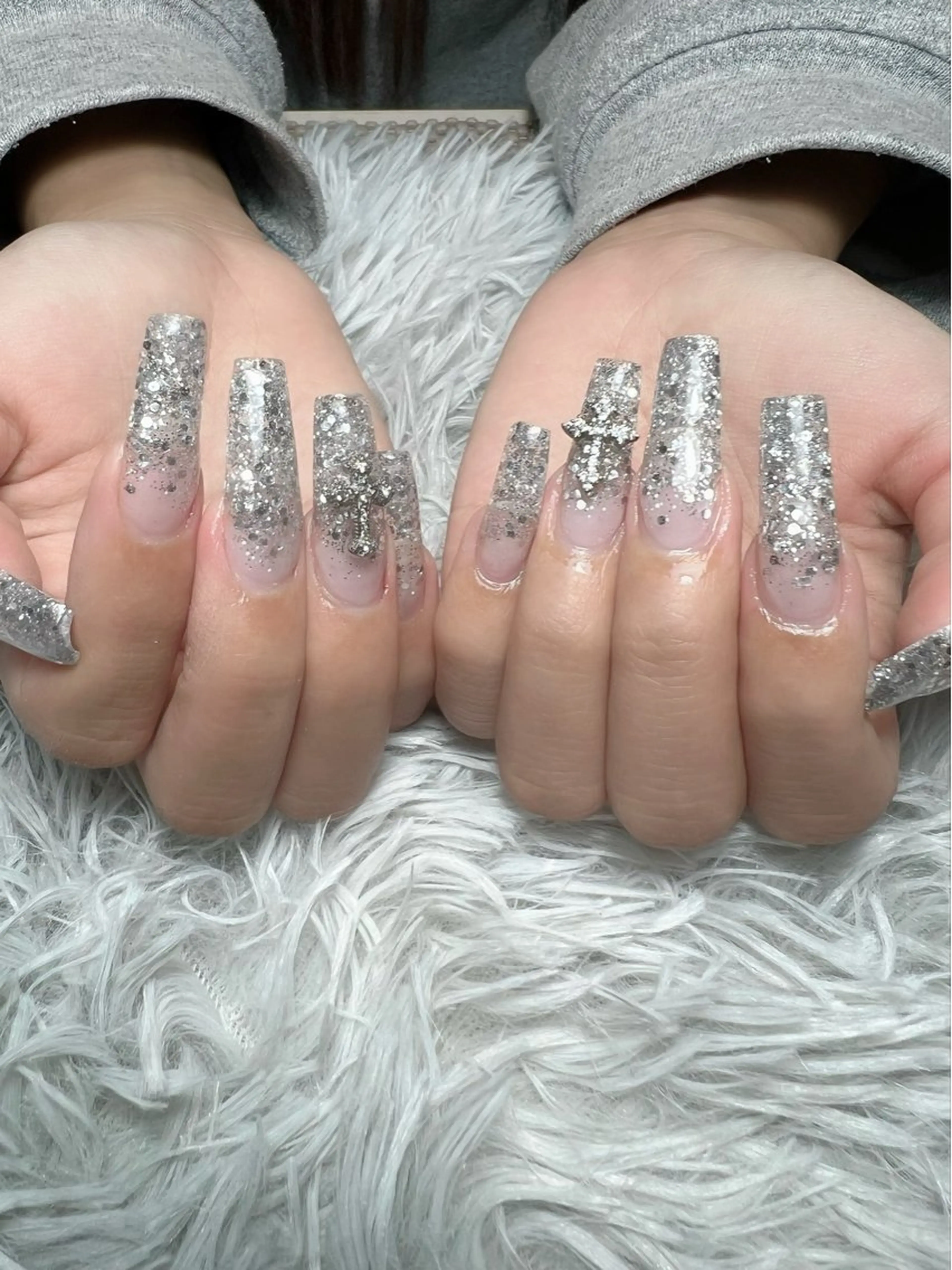 ネイル ラメ(グリッター) ラメグラデーション スカルプネイル シルバー スクエアネイル ハンドネイル シェヌネイル JURAのネイルデザイン