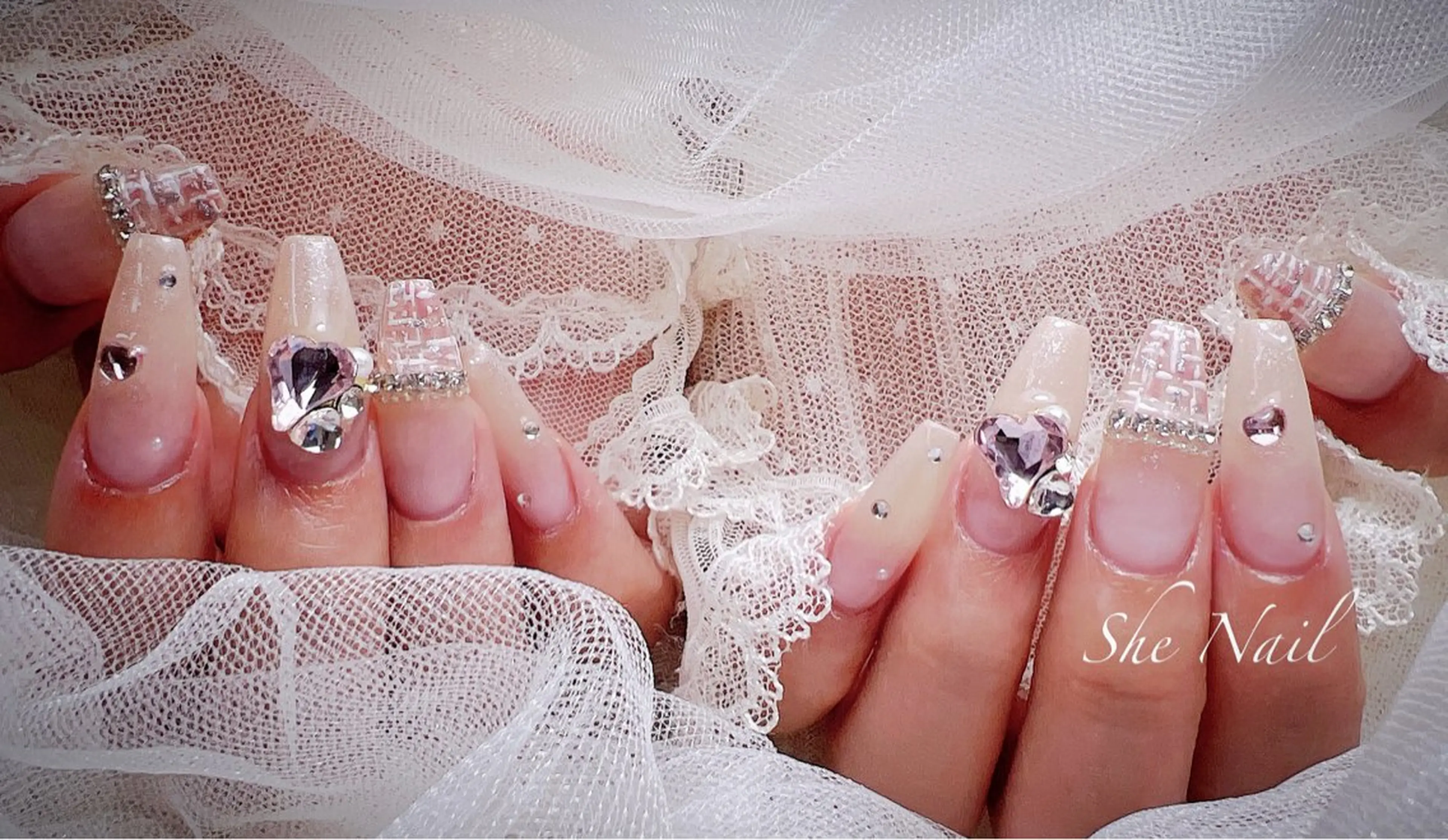 ネイル チークネイル 長さ出し グラデーション ラメ(グリッター) ラメグラデーション ハンドネイル She Nail所属・ISA_ BELLAのネイルデザイン