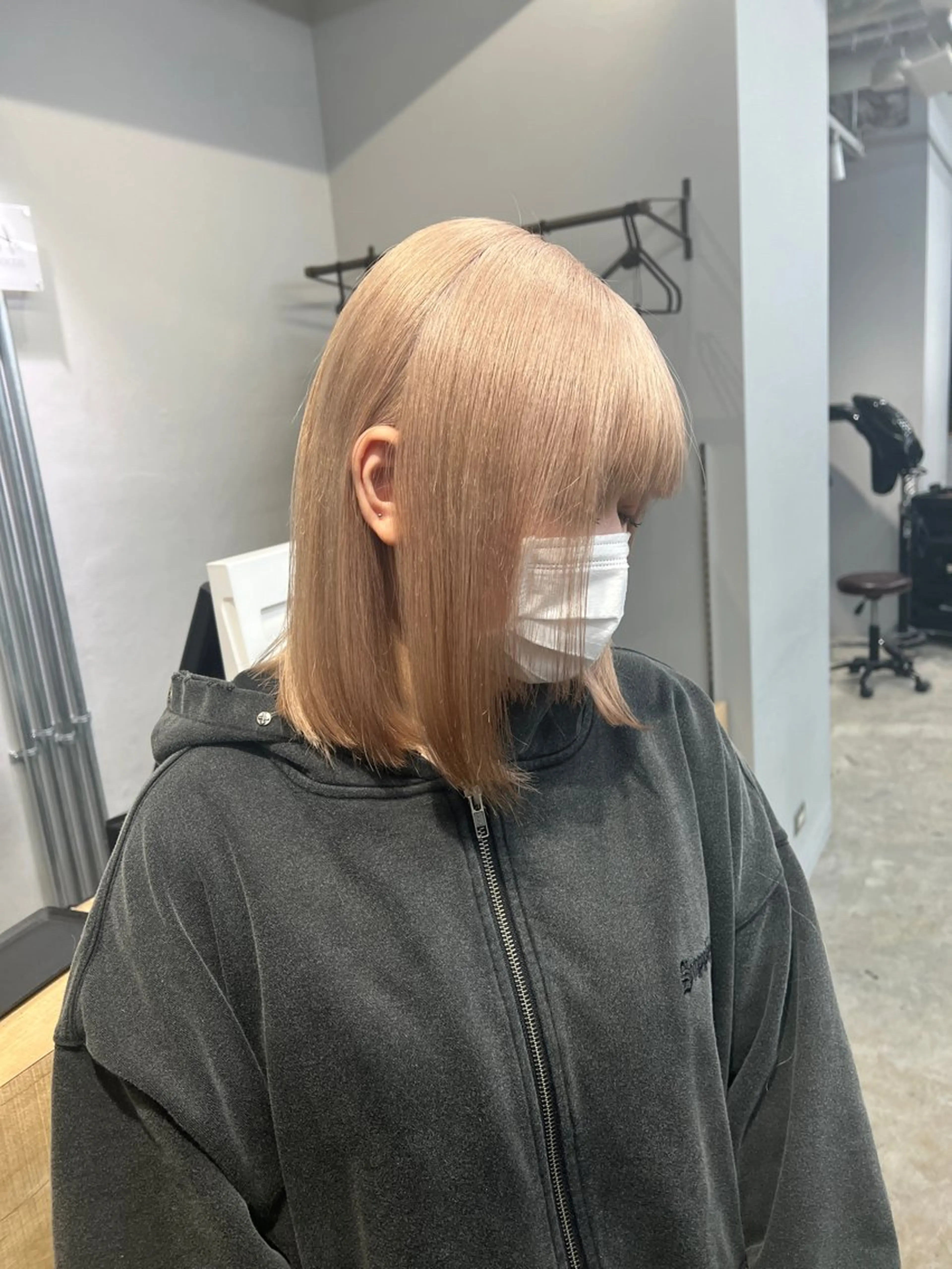 ミディアム カラー ベージュカラー ミルクティーベージュ ブリーチ毛の縮毛矯正 ハイトーン/岡本智樹のヘアスタイル