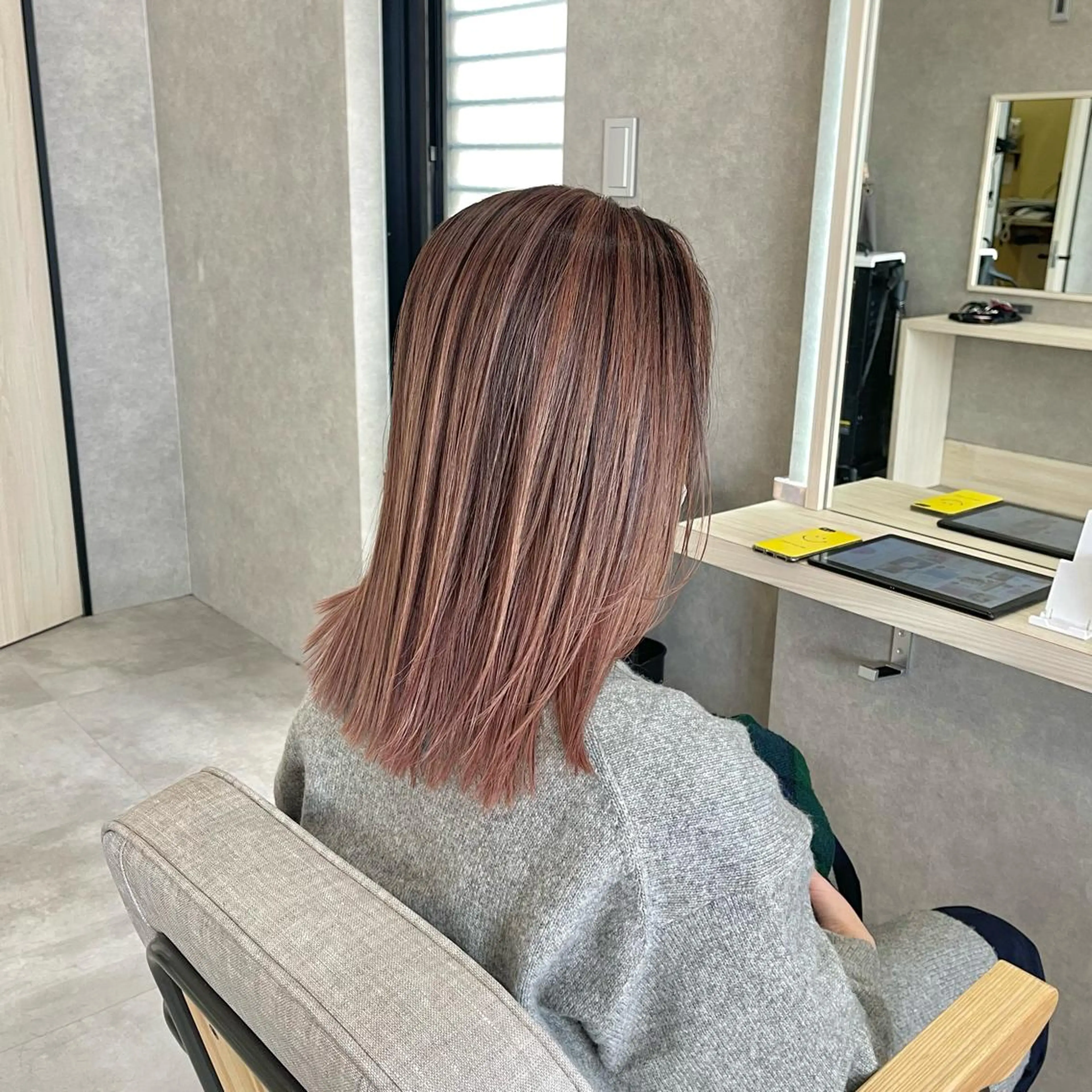 ミディアム カラー バレイヤージュ ピンクカラー レイヤーカット カット ヘアカラー トリートメント 一ノ瀬 暁のヘアスタイル