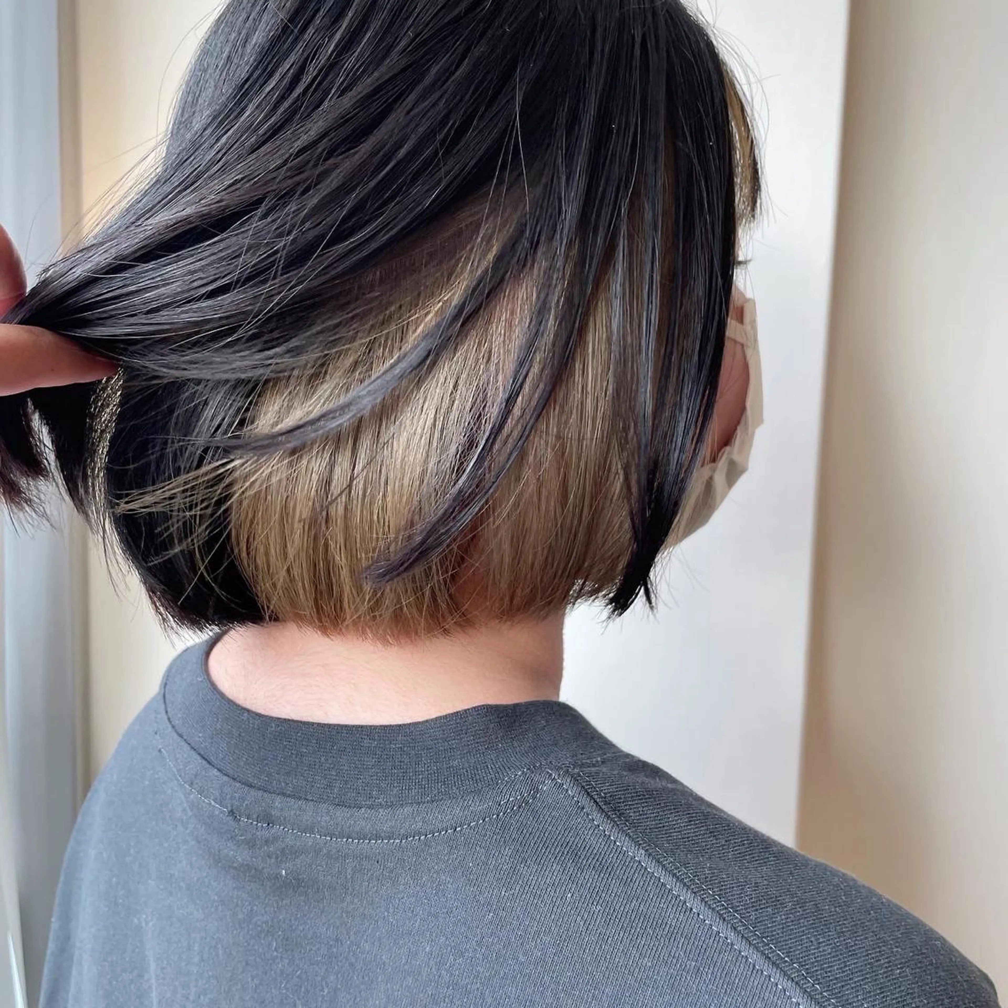 ショート カラー ベージュカラー ダークグレー イヤリングカラー インナーカラー ホワイトベージュ カット ヘアカラー ボブウルフ／ボブ Satsuki【名駅のヘアスタイル