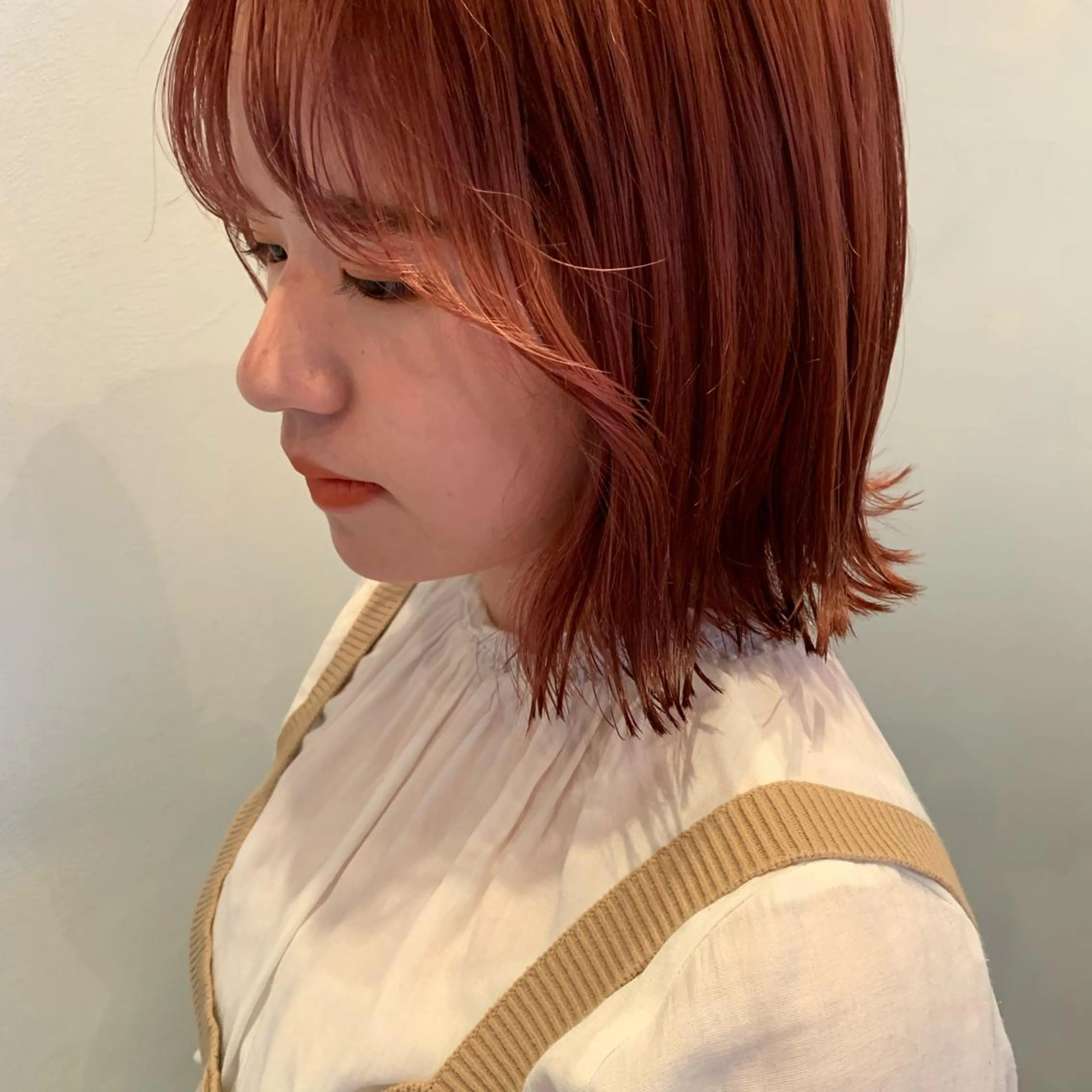 ショート カラー SAKINO． ベージュカラーのヘアスタイル