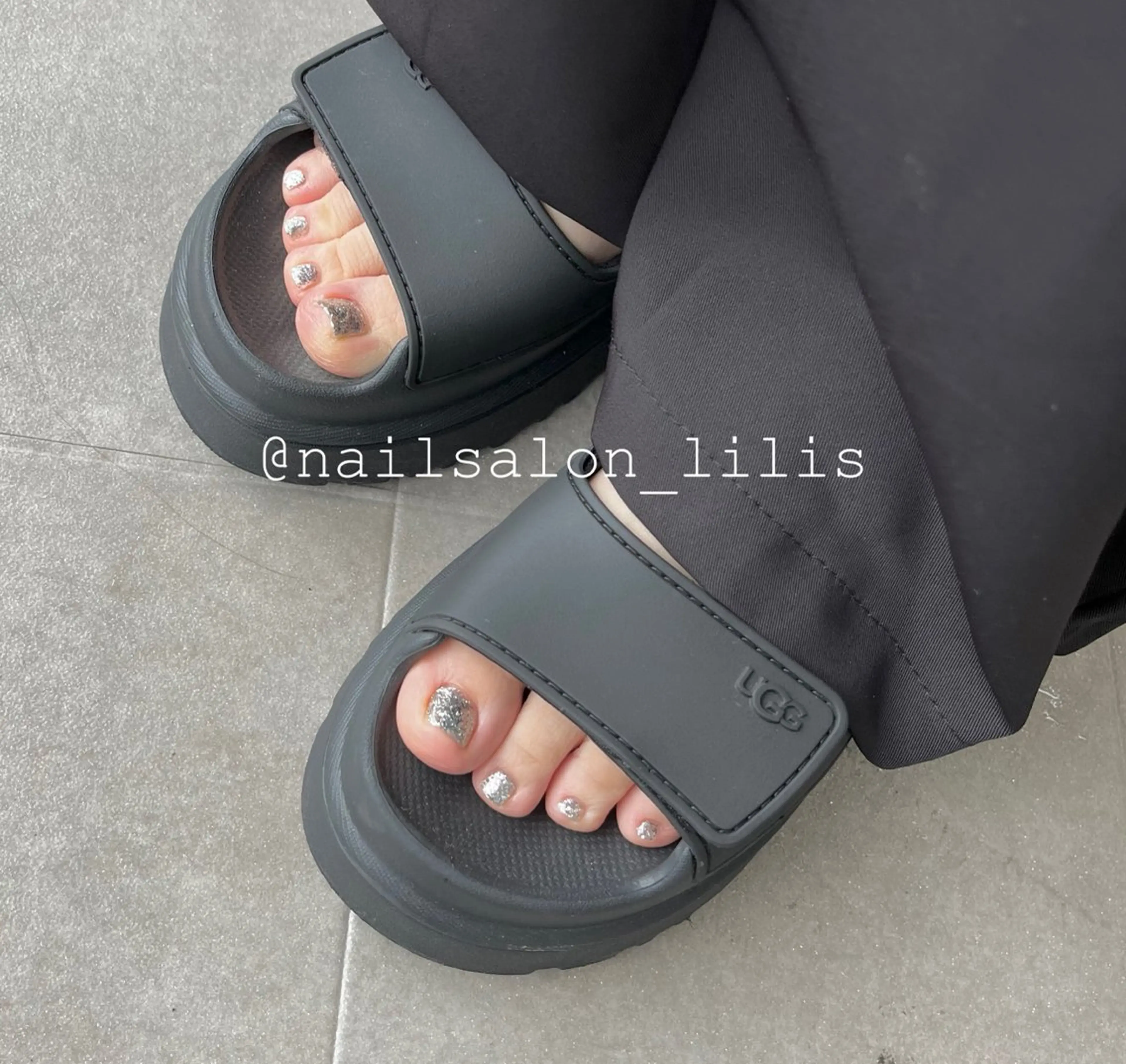 ネイル シルバー フットネイル nailsalon Lilisのネイルデザイン