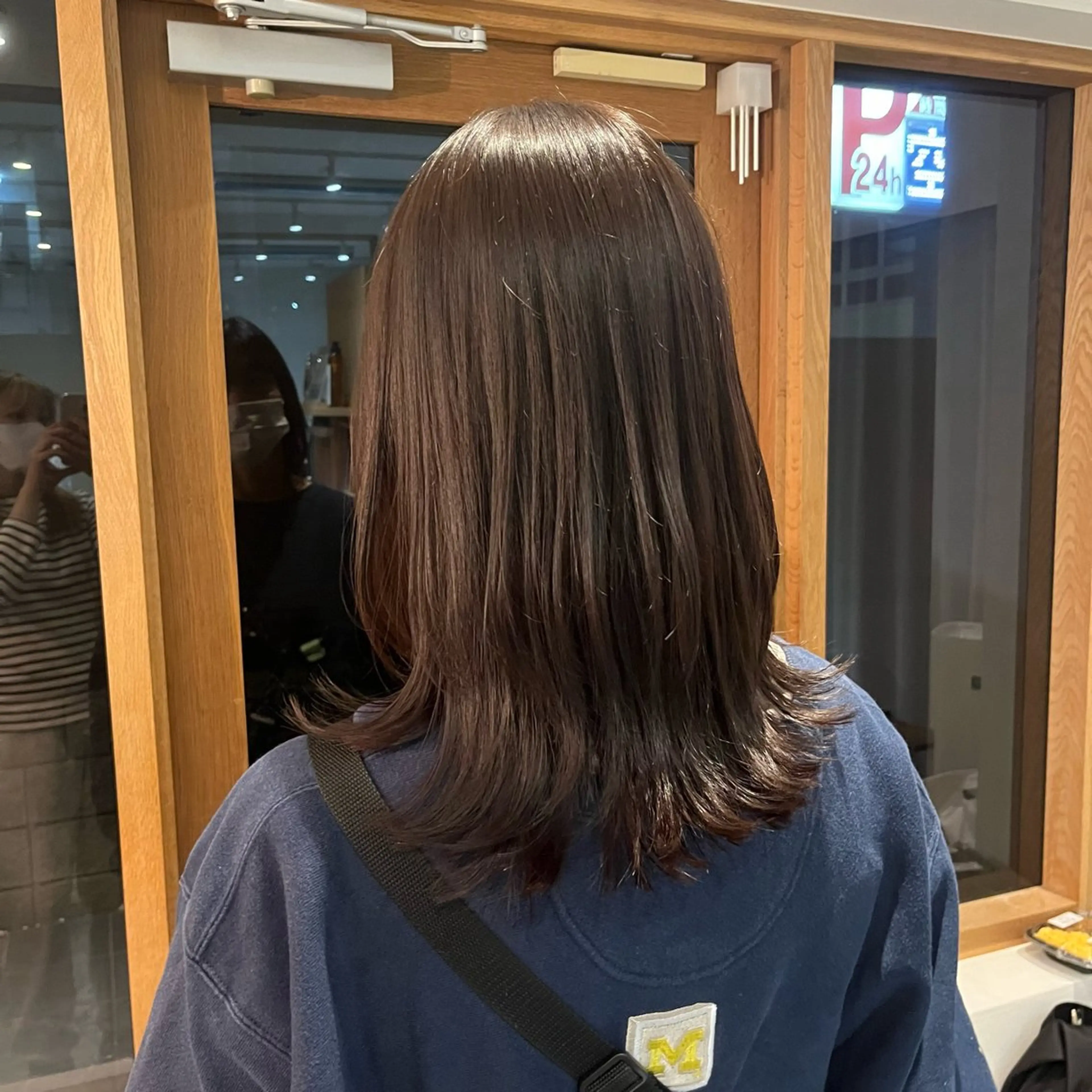 セミロング カット Wカラー🐾 ハルナのヘアスタイル