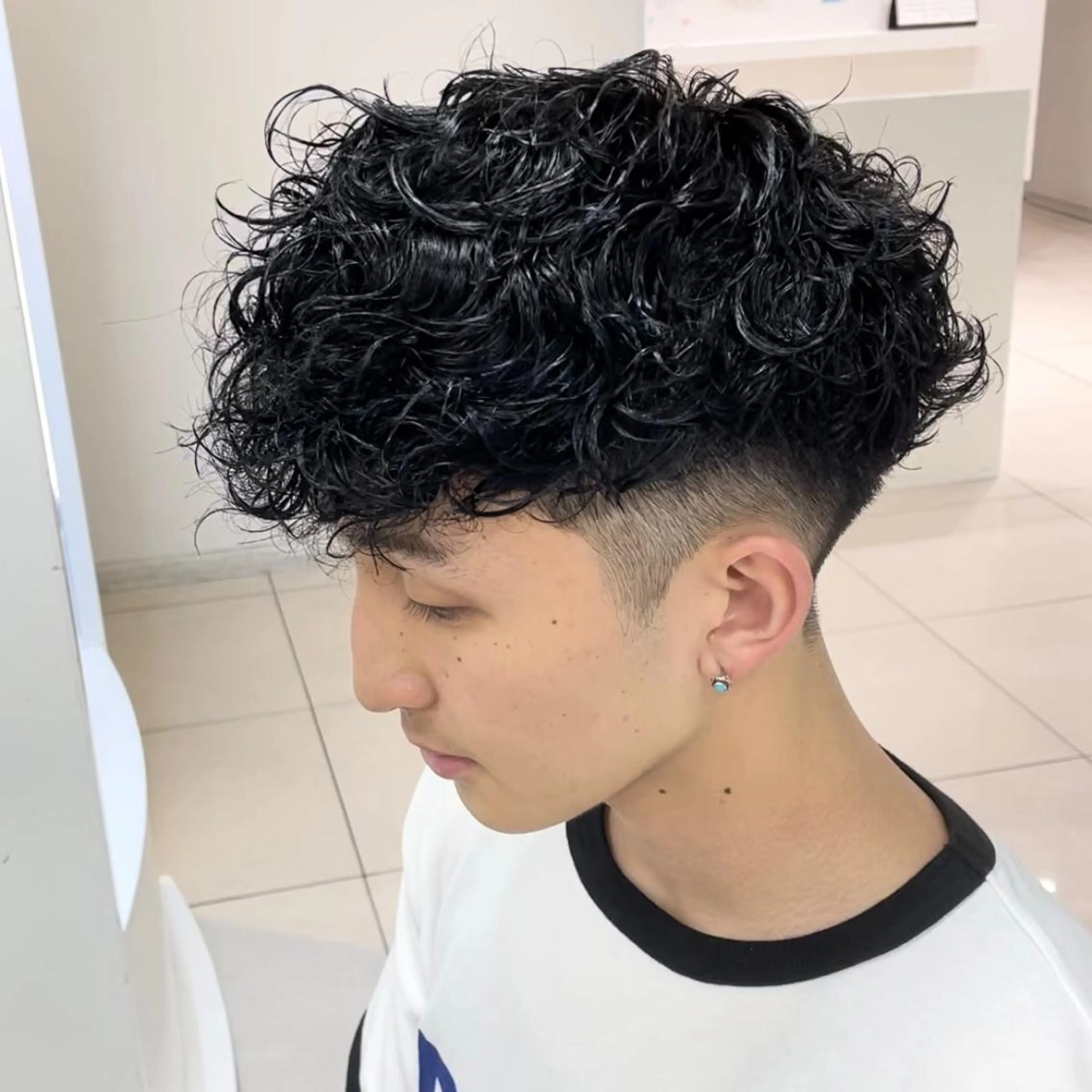 ショート カラー パーマ メンズ メンズブリーチ メンズパーマ スペインカール ブリーチ カット パーマ トリートメント フェザーパーマ職人 🪶ryosukeのヘアスタイル