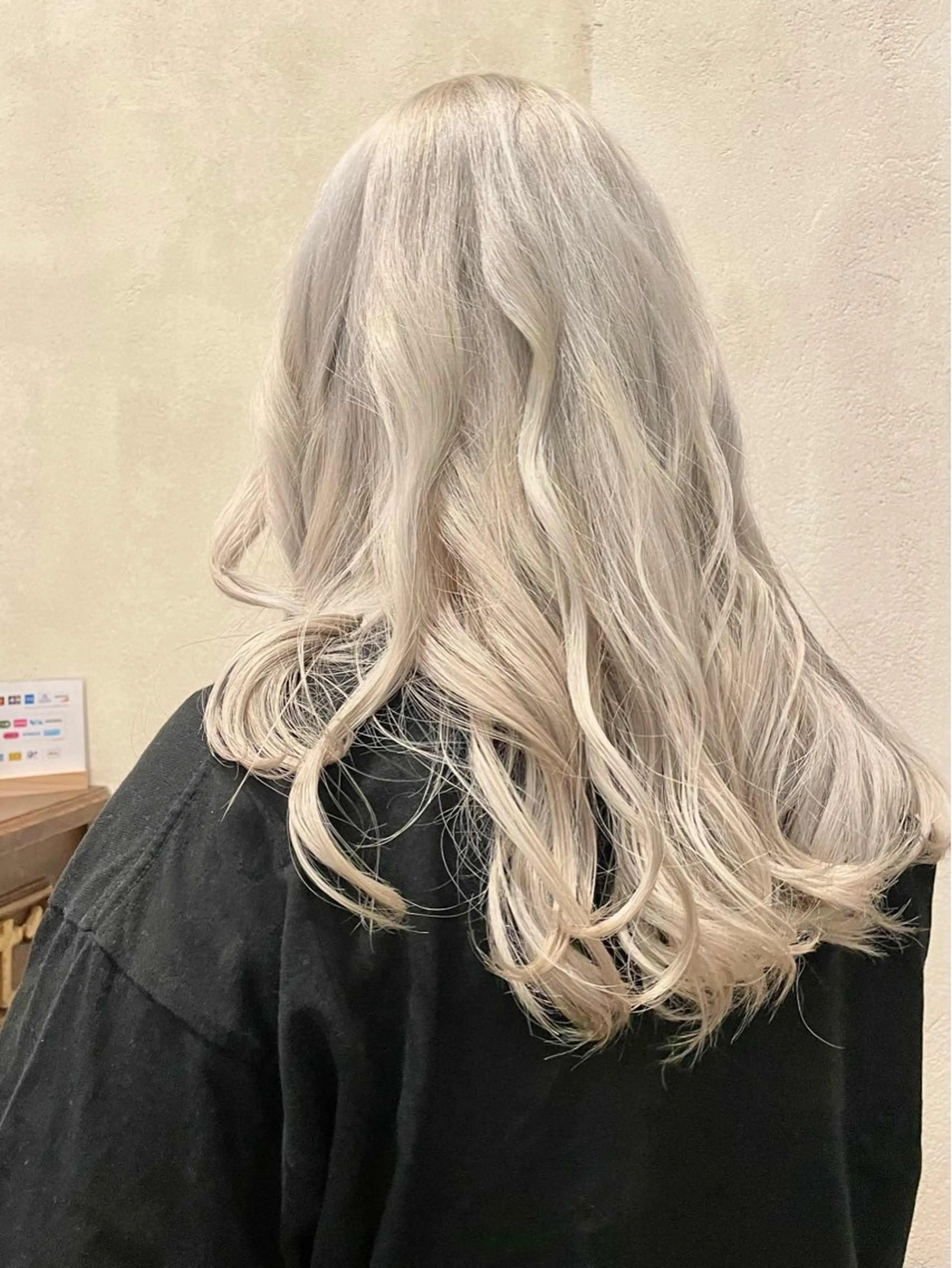 ロング カラー ブリーチ ブロンド ホワイトブロンド roost 優のヘアスタイル