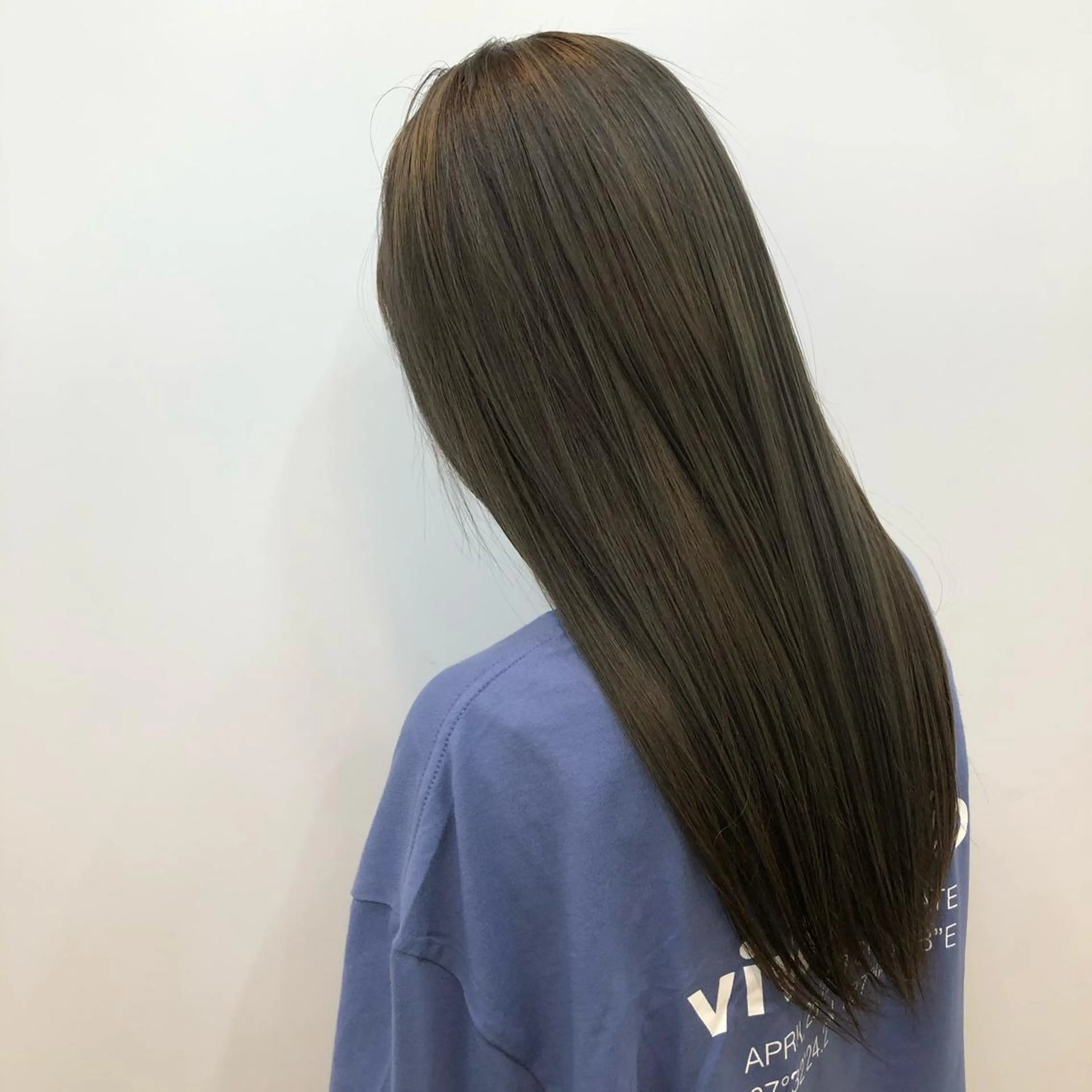 ロング アッシュ アッシュグレー アッシュグレージュ kai .のヘアスタイル