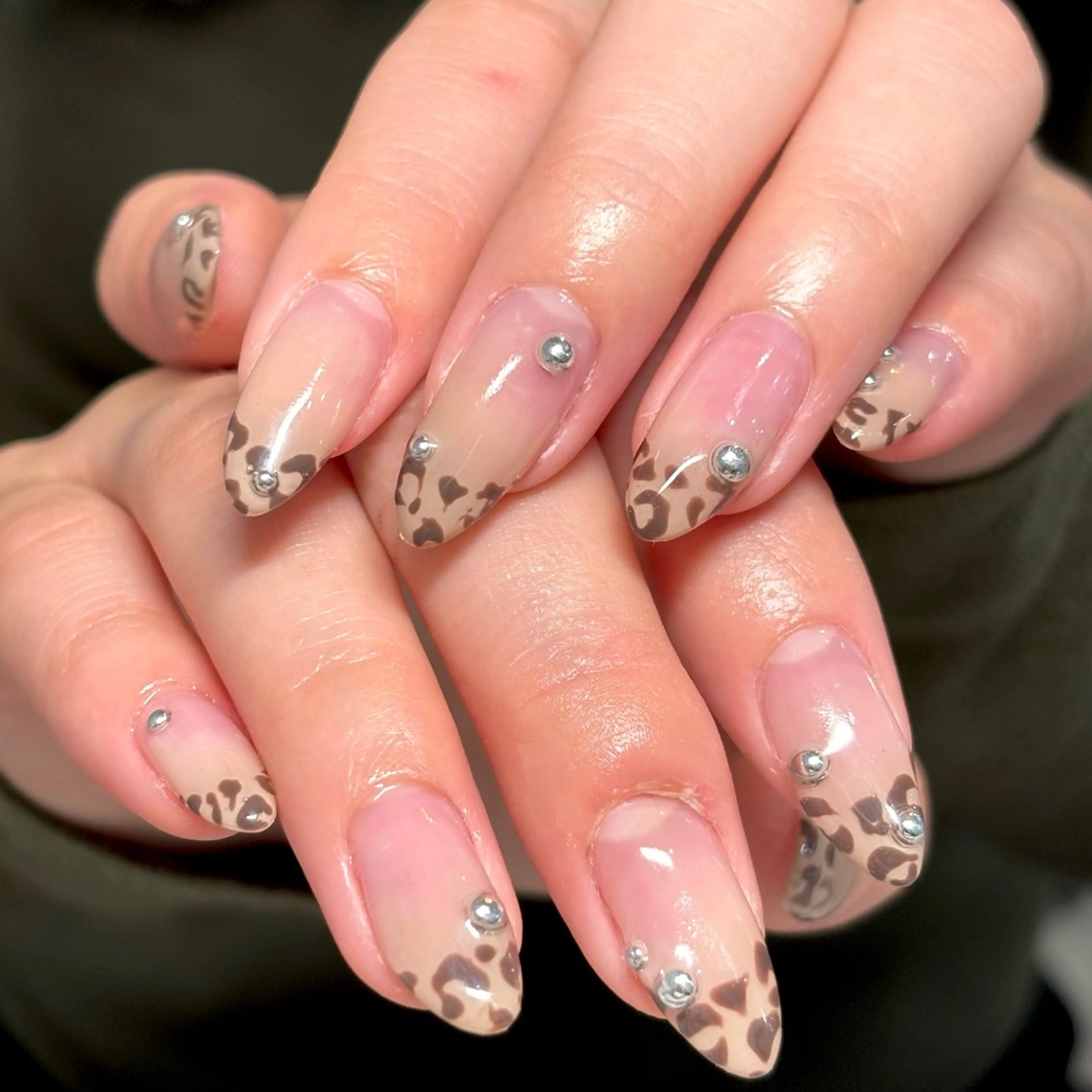 ネイル アニマル柄 ストーンネイル ハンドネイル THE BALM Rosagasのネイルデザイン