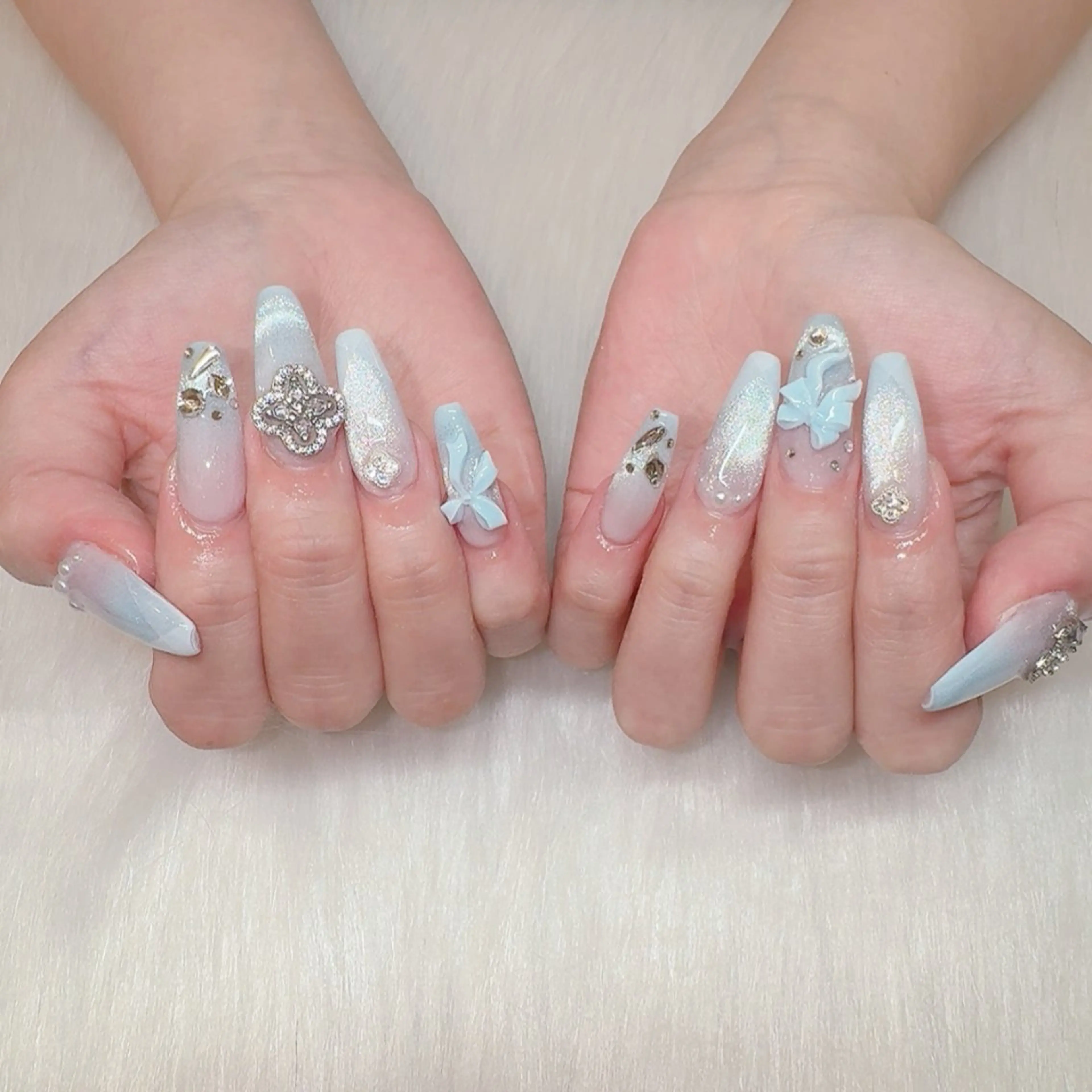 ネイル ブルー フレンチネイル グラデーション キラキラネイル パステルネイル ハンドネイル ラクロレ ニナ🎀 中野駅徒歩5分🐾のネイルデザイン