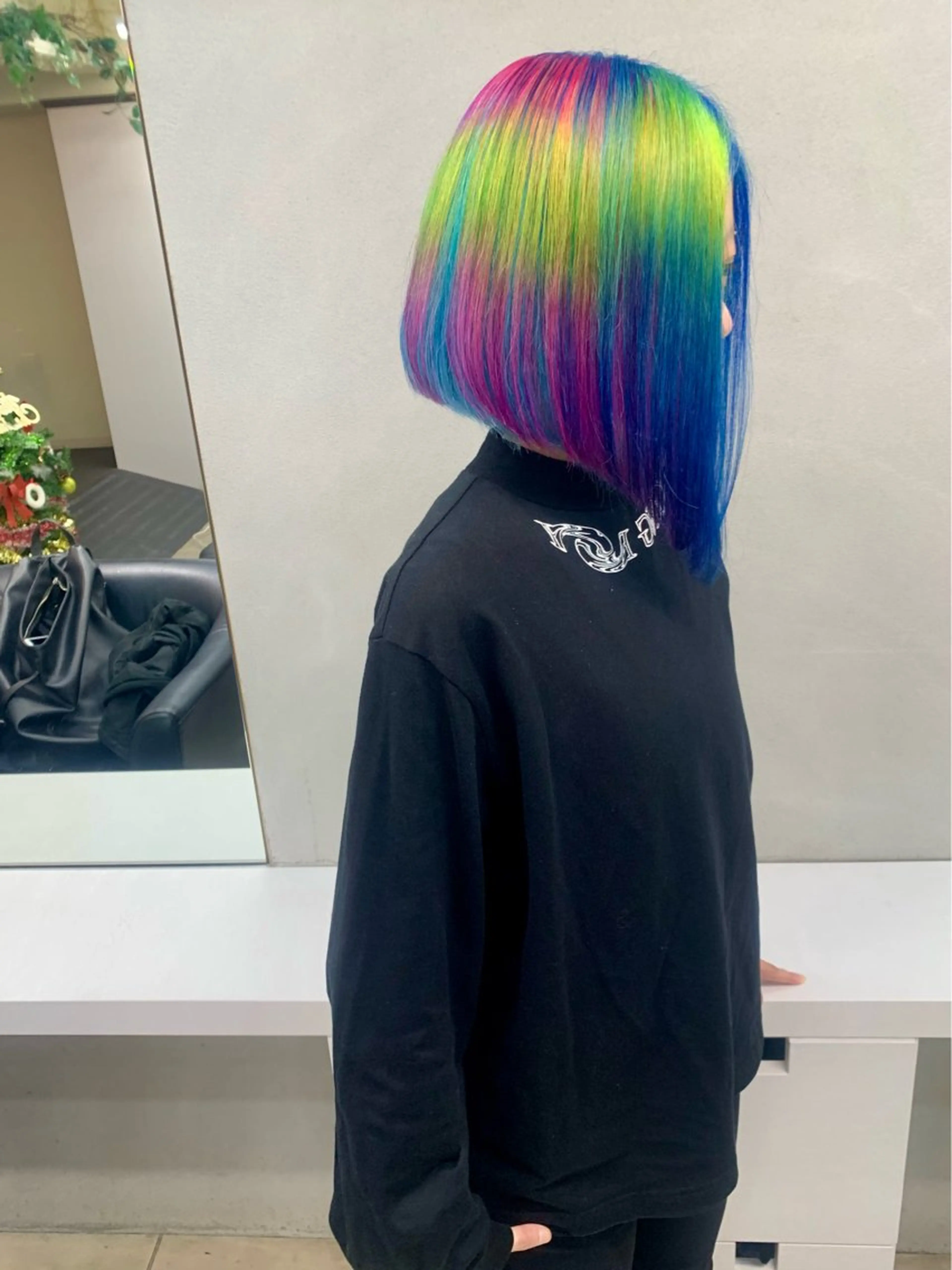 【✔💯推しカラーにしたい方も大歓迎💯】【✨️ケアブリーチ使用✨️】デザインカラー+オージュアトリートメント✨💎の写真