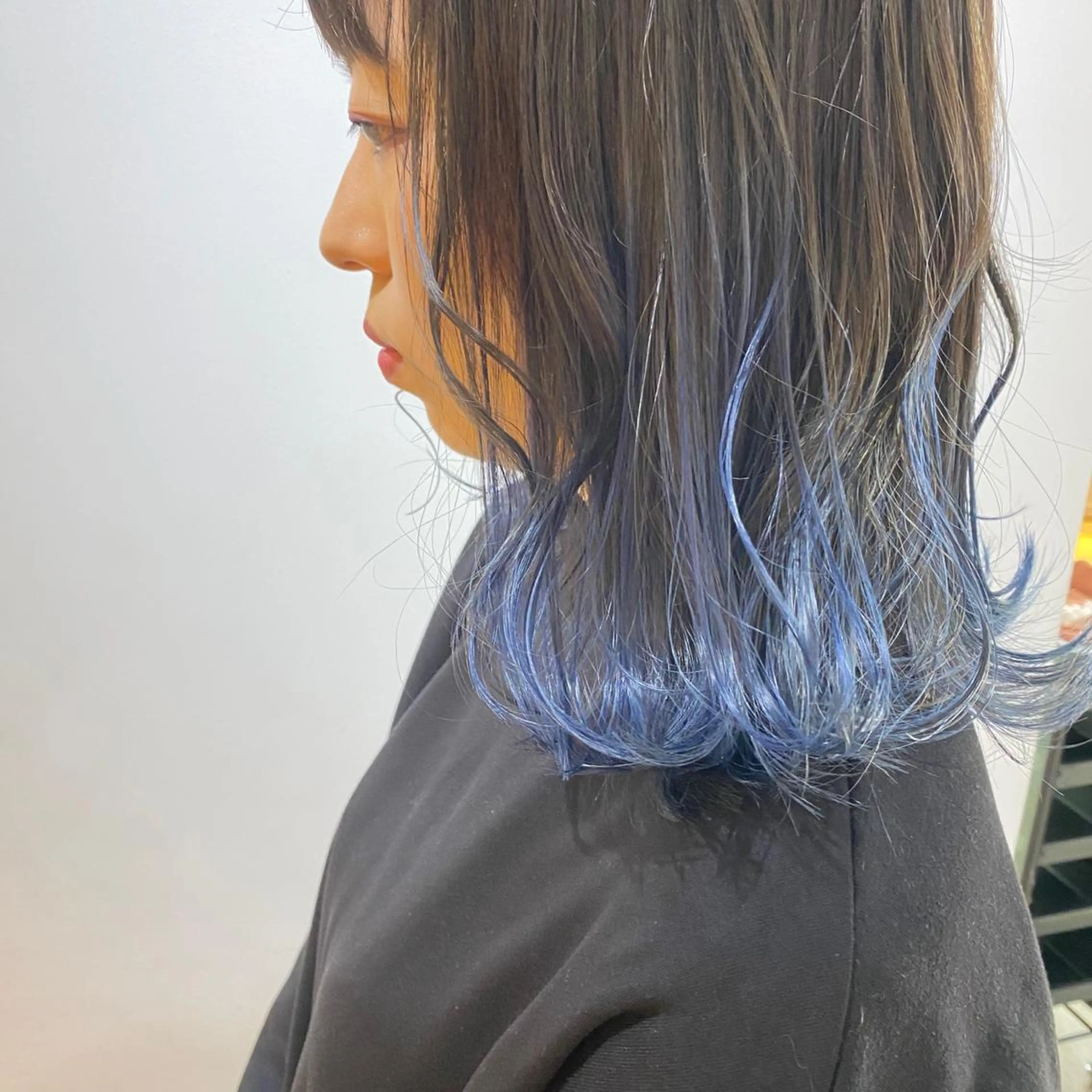 セミロング カラー ブルーカラー ハイライトカラー ハイライト ヘアカラー トリートメント 中司 莉菜のヘアスタイル