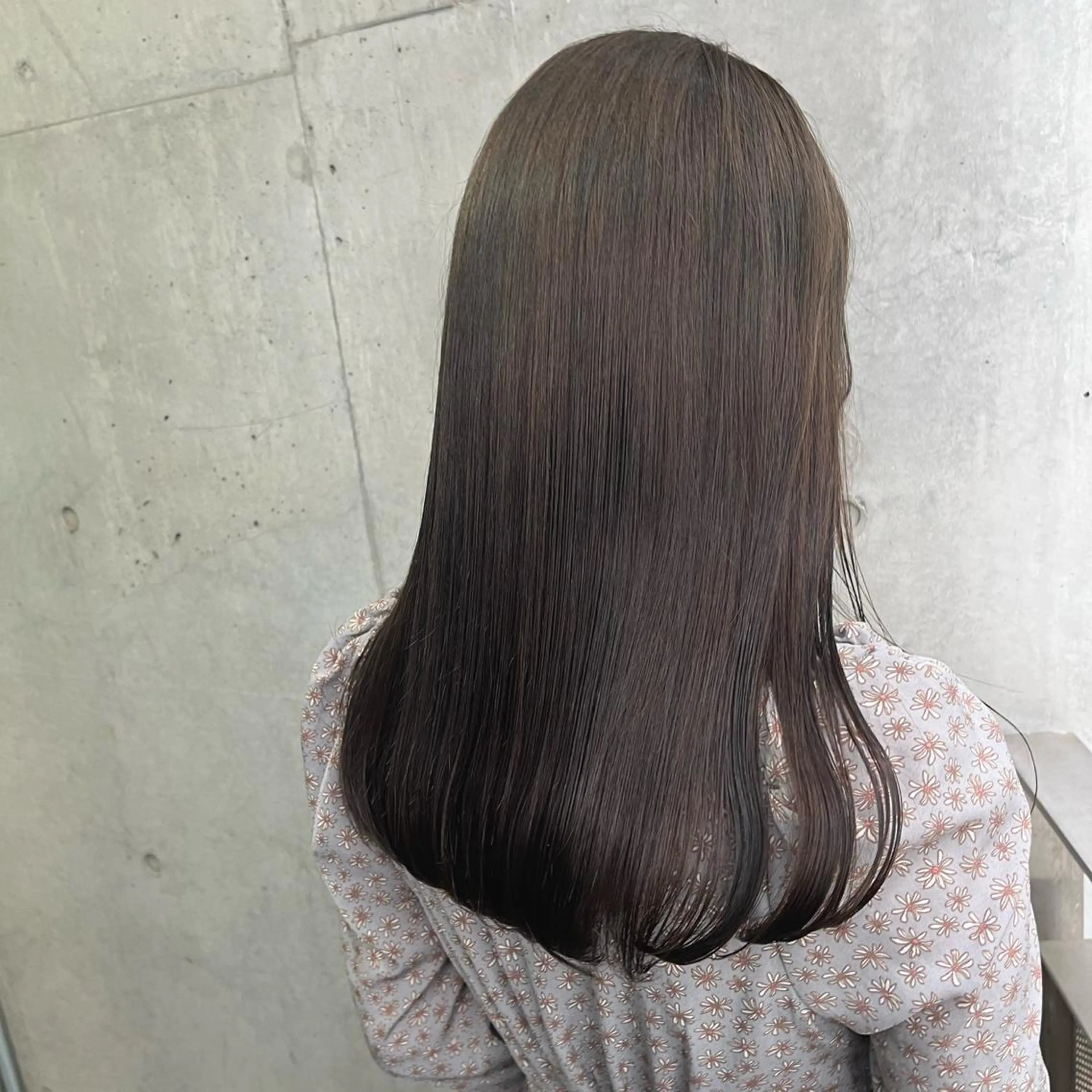 セミロング カラー アッシュ アッシュブラウン ブラウンカラー グレージュ オリーブブラウン ヘアカラー トリートメント ヘッドスパ ヘアセット カジュアルを女っぽく 𝗮𝘆𝗮𝗰𝗼のヘアスタイル