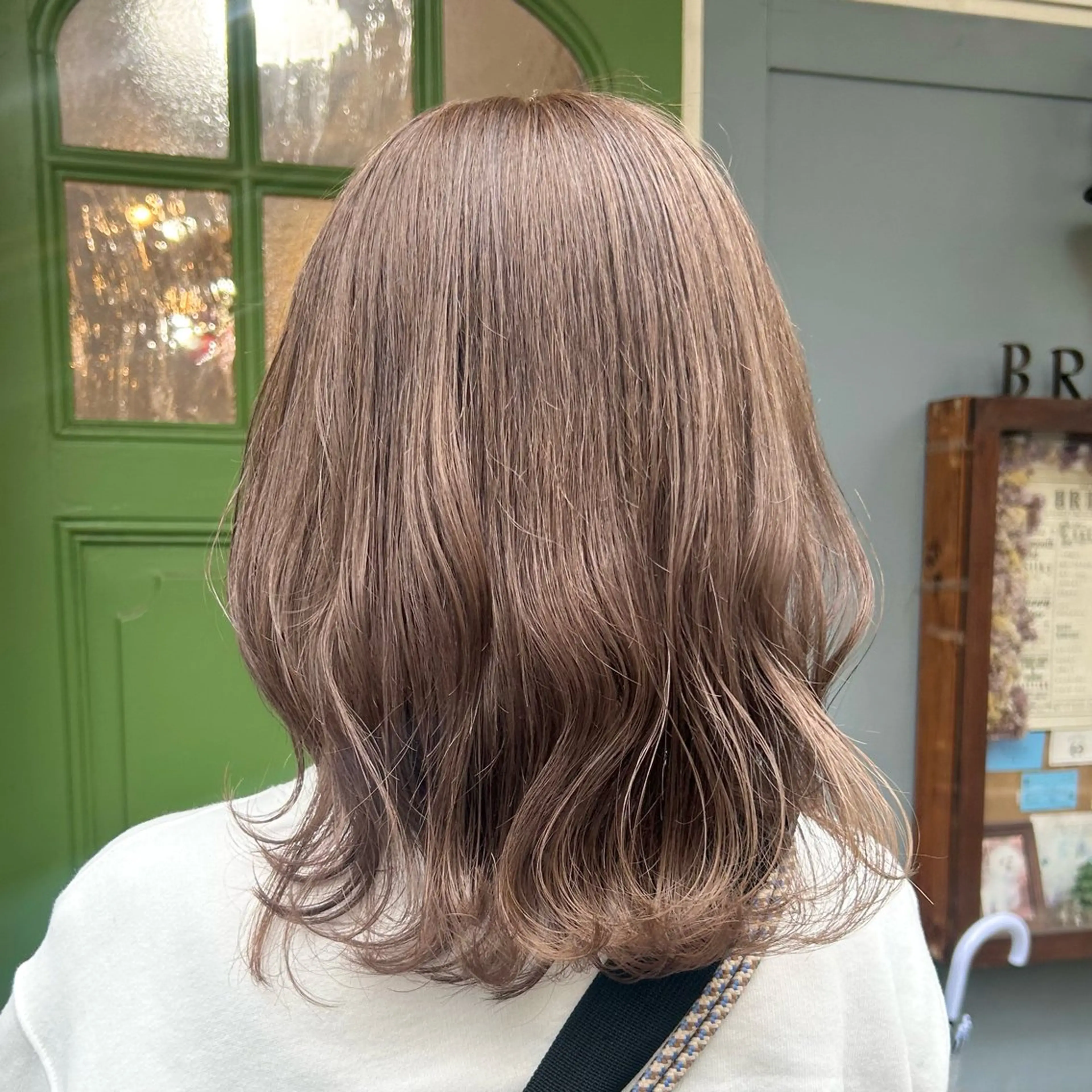 ミディアム カラー ベージュカラー ブリーチ 透明感カラー モカベージュ ヘアカラー BRITS 渡辺 菜々子のヘアスタイル