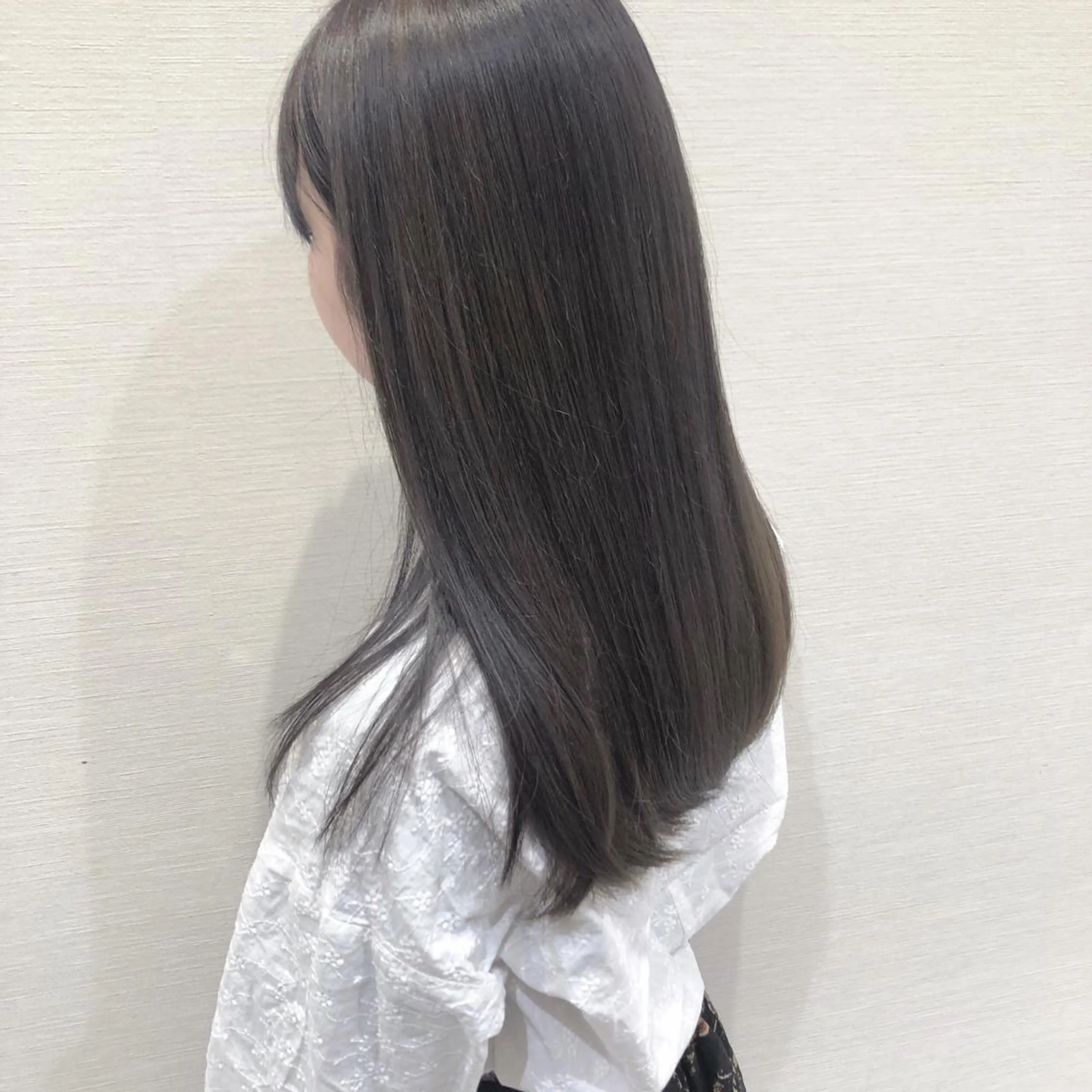 セミロング ヘアカラー トリートメント 赤阪 優奈のヘアスタイル