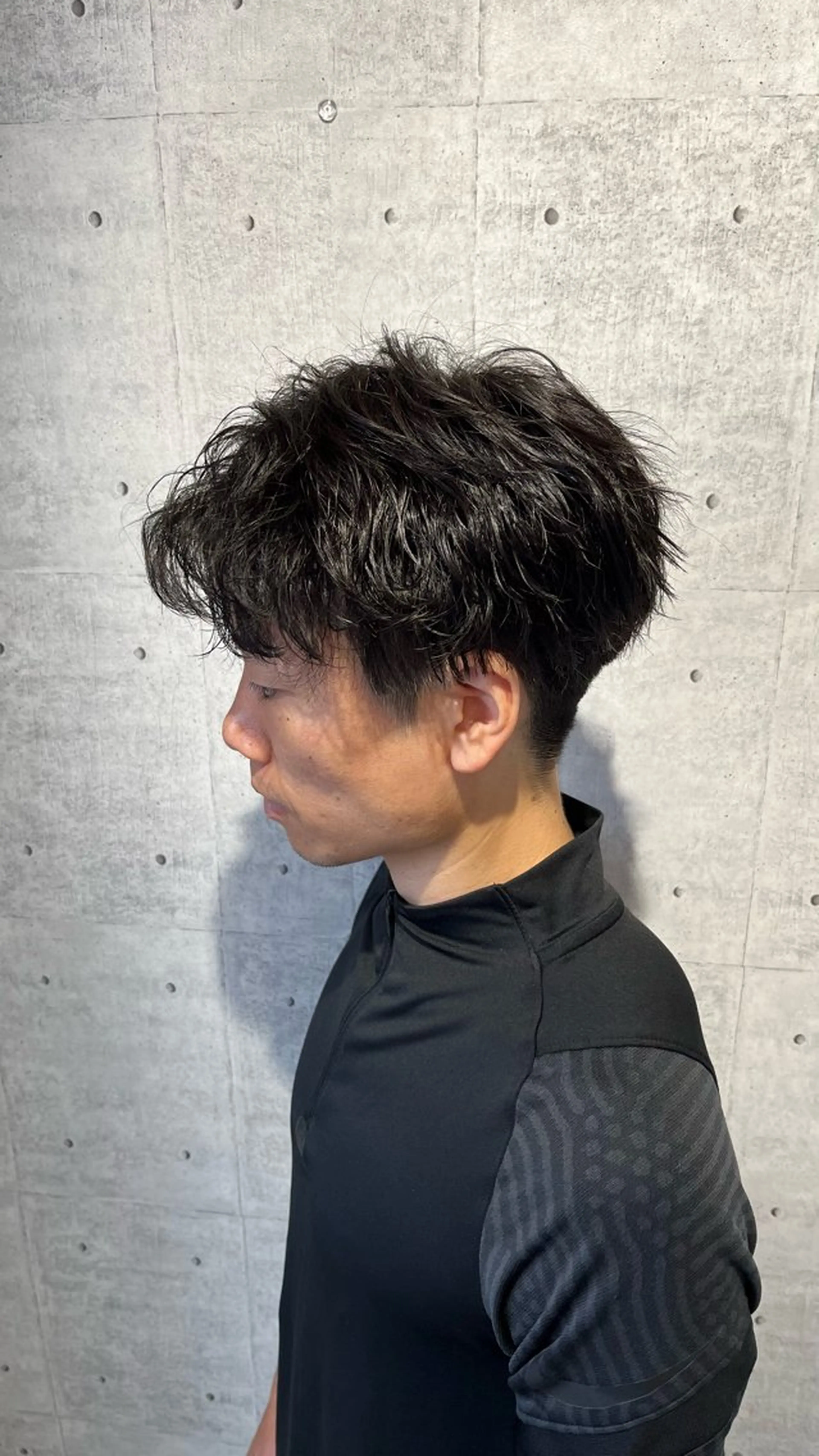 パーマ メンズ メンズブリーチ センターパート フェードカット マッシュ メンズパーマ カット パーマ トリートメント ヘアセット 【メンズパーマ✨️ 髪質改善矯正】岩城のヘアスタイル