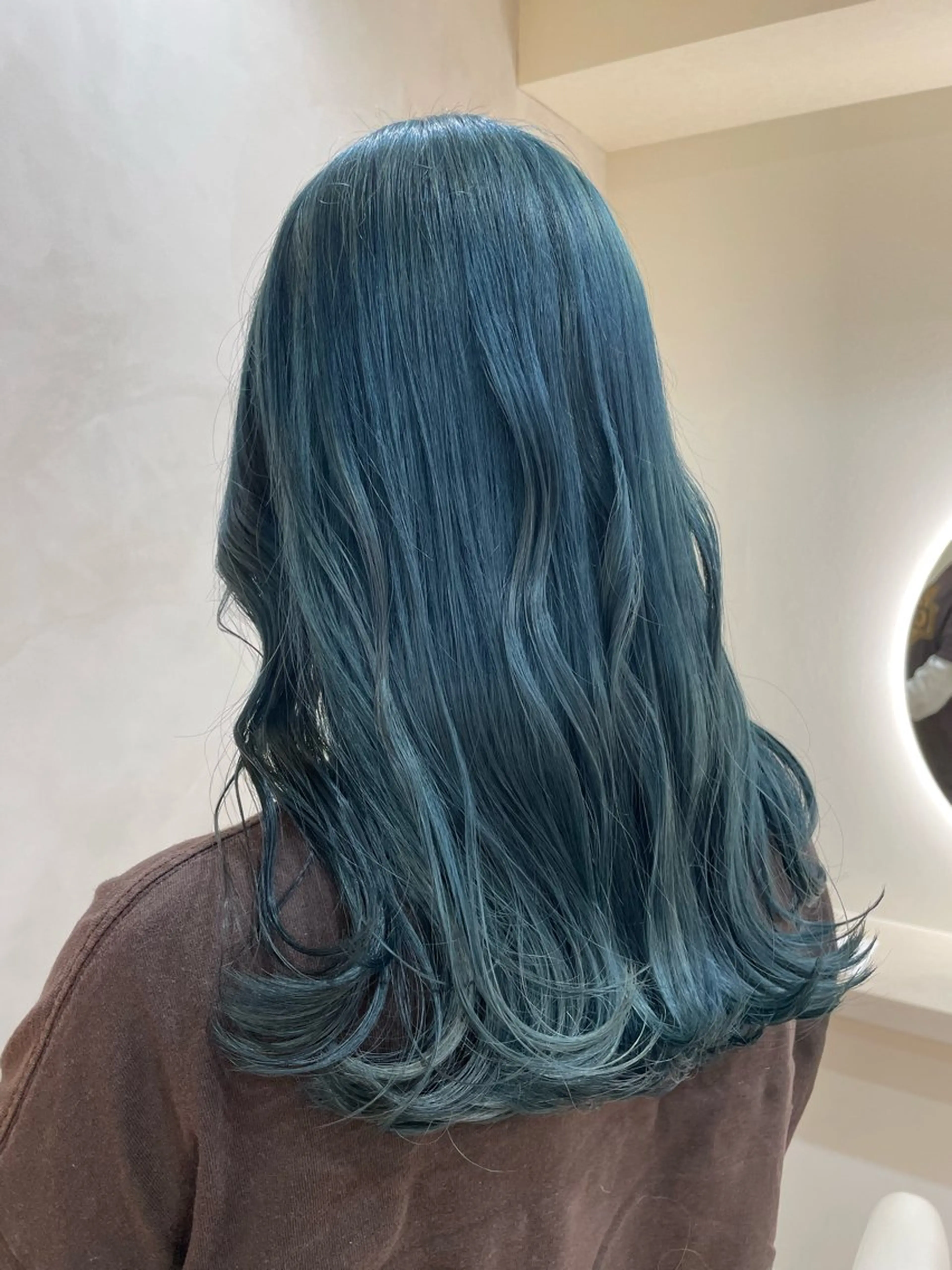 セミロング カラー ブルーカラー ヘアカラー シンバヒナノ/パーマ レイヤー/髪質改善のヘアスタイル