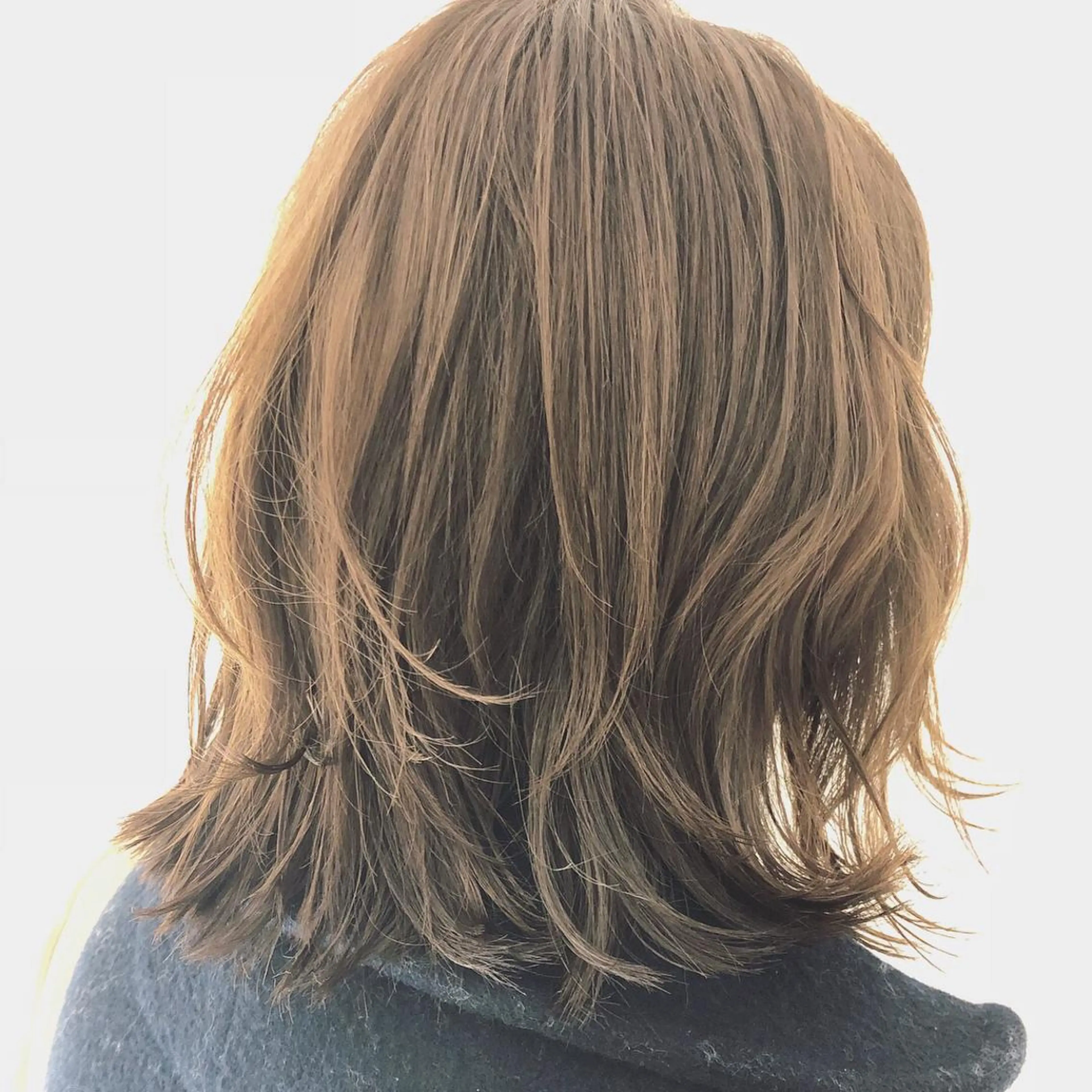 ミディアム カラー イルミナカラー レイヤーカット カット ヘアカラー トリートメント 松佐 ゆかりのヘアスタイル