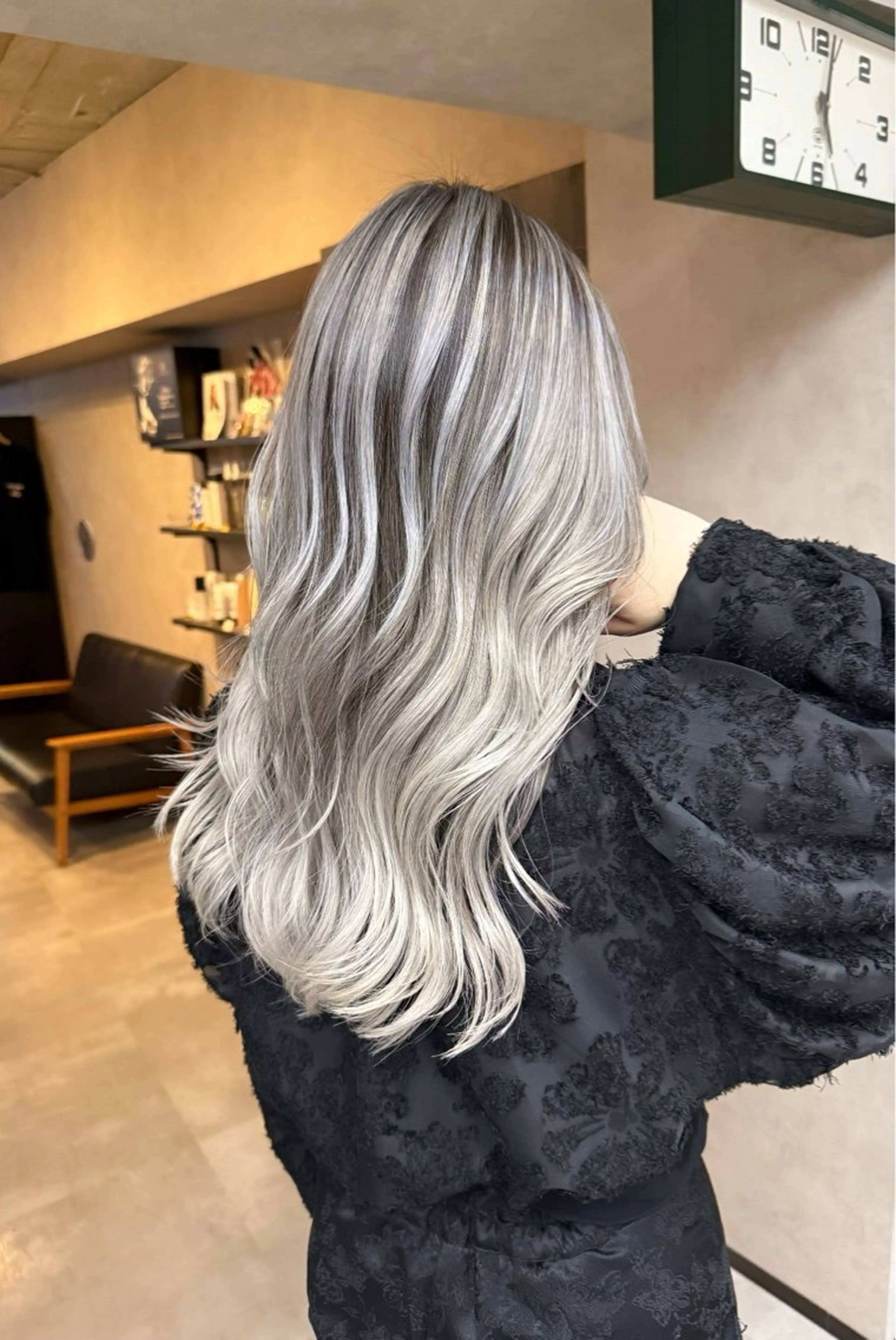 ロング カラー バレイヤージュ ハイライトカラー シルバー ホワイトシルバー ハイライト etora 目黒のヘアスタイル