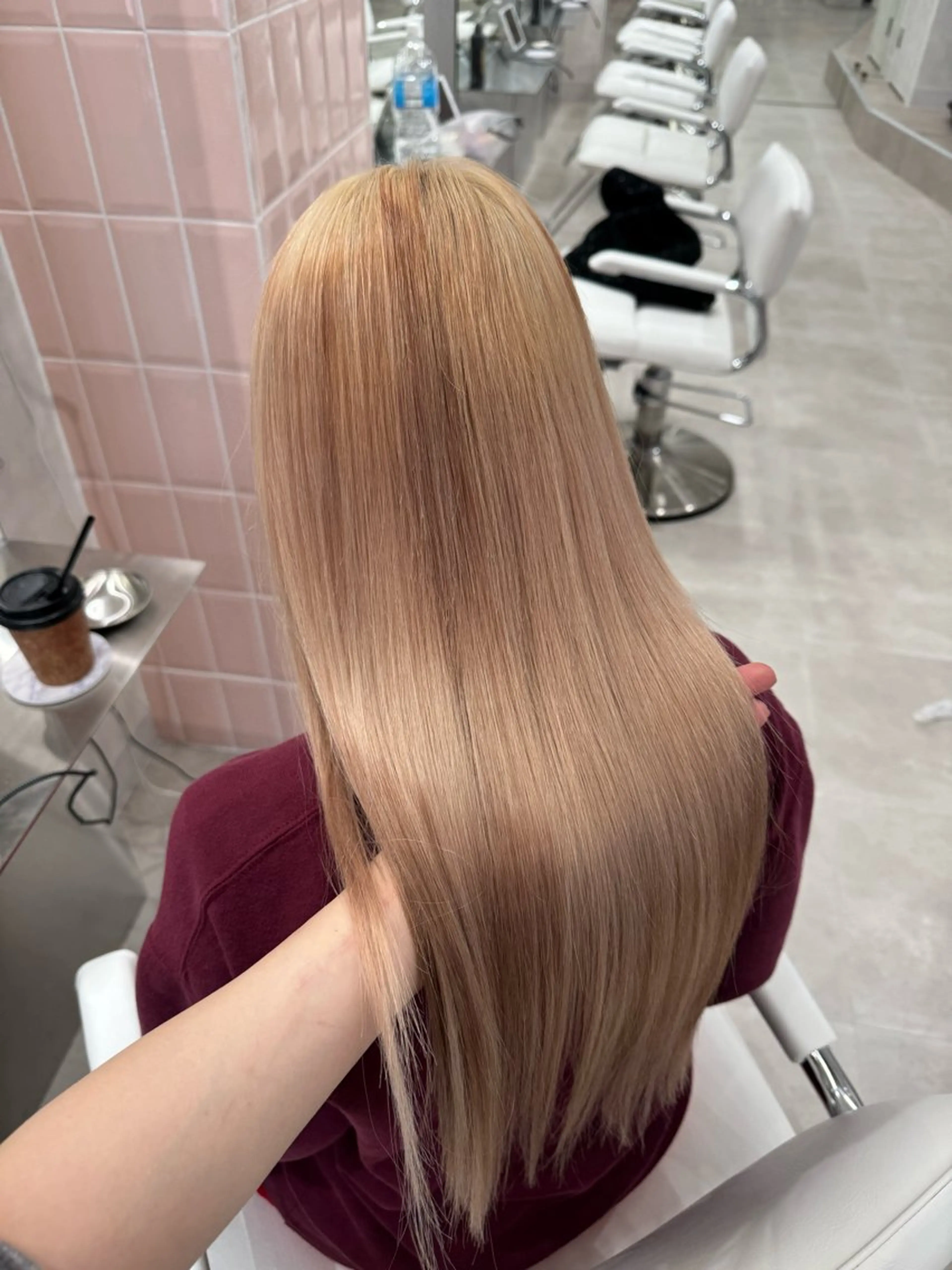 ロング カラー ヘアカラー ミルクティーベージュ ケアブリーチカラーのヘアスタイル