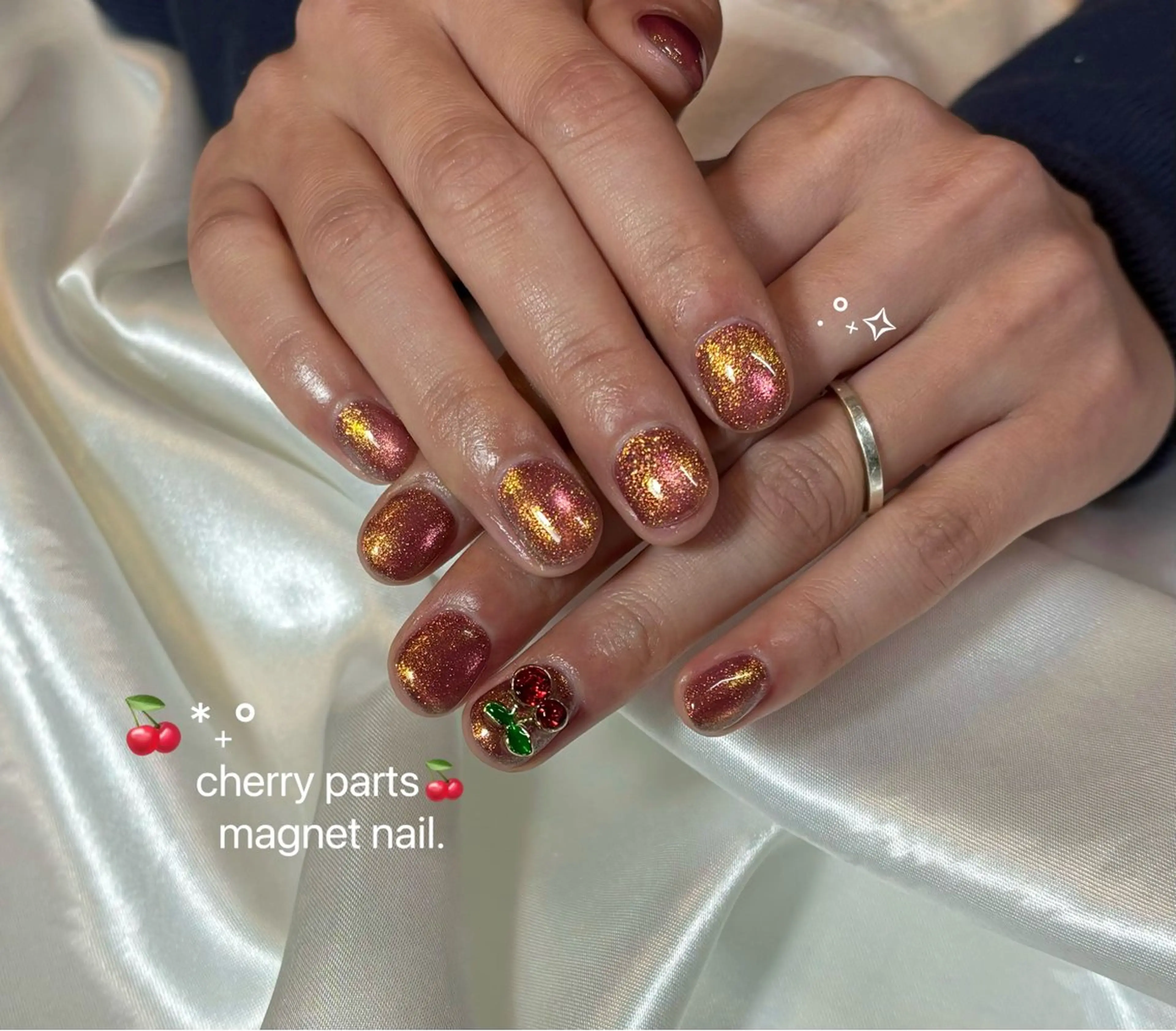 ネイル キラキラネイル マグネットネイル ワンカラーネイル 赤色 ショートネイル 【chatnoir】 MIYUのネイルデザイン