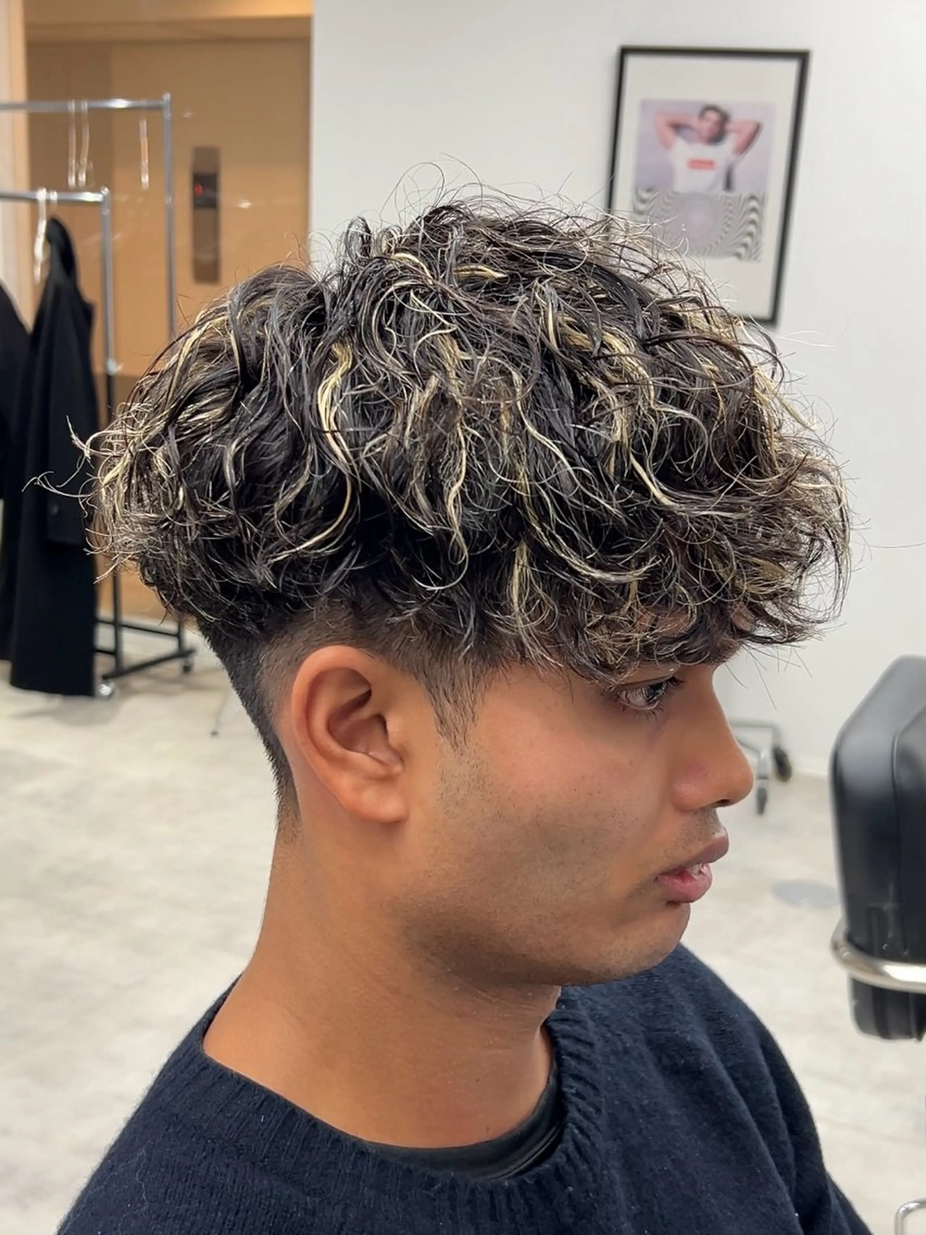 ショート カラー パーマ メンズ メンズハイライト メンズパーマ スペインカール ハイライトカラー 外国人風カラー カット ヘアカラー メンズパーマ/ 新潟駅/佐藤裕のヘアスタイル