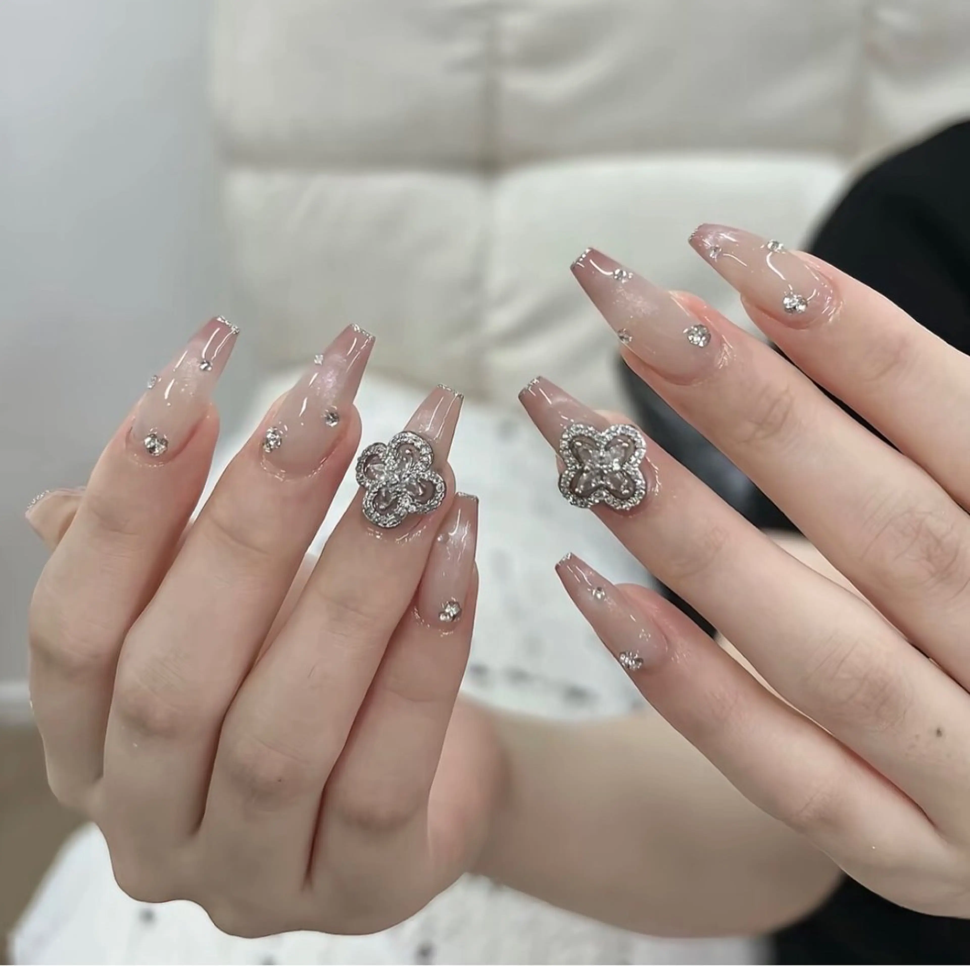 ネイル 長さ出し グラデーション キラキラネイル マグネットネイル ニュアンスネイル ハンドネイル Lee Ainのネイルデザイン