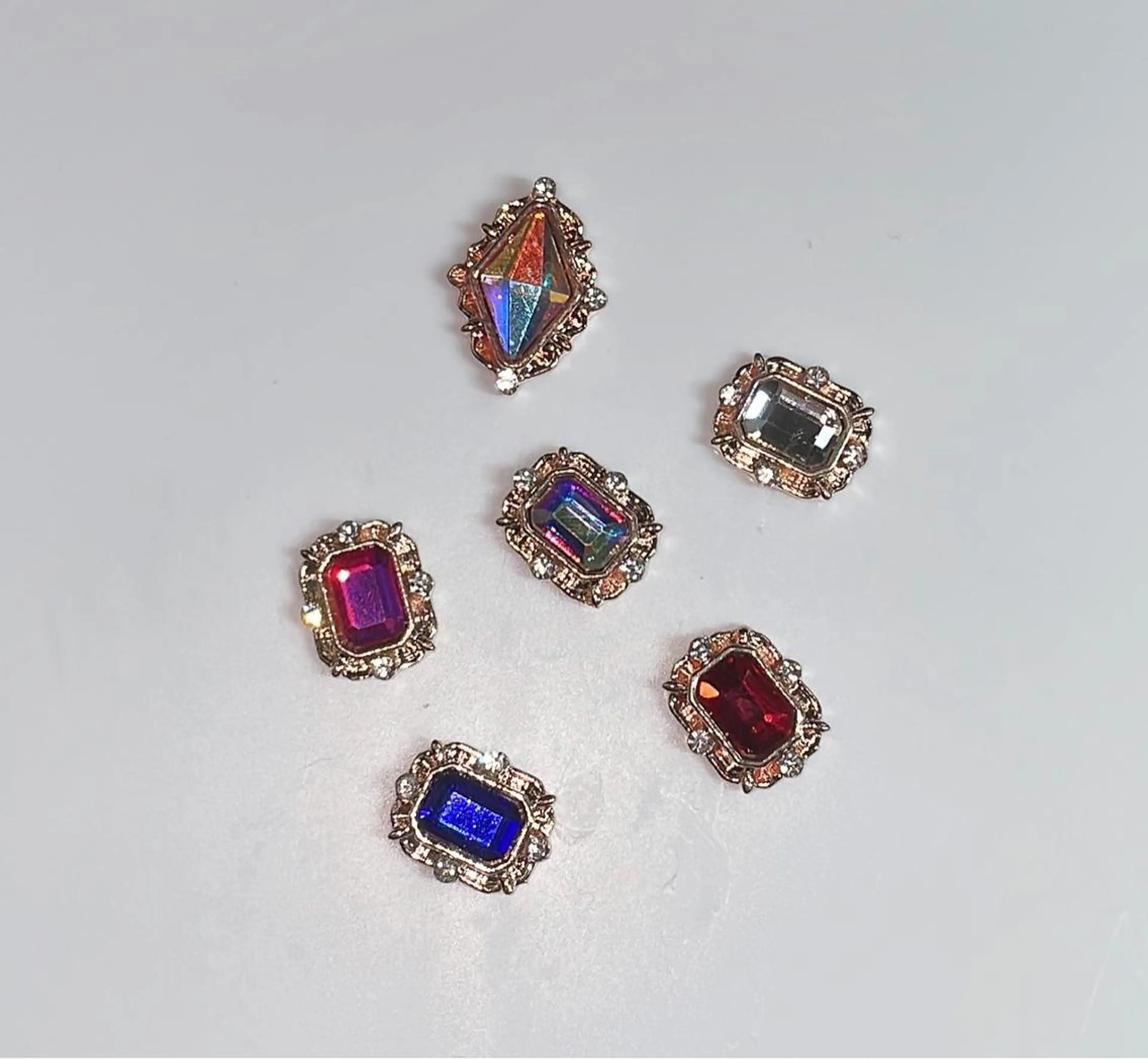 ネイル ゴールド ピンク VIERU 🌈🎀💖のネイルデザイン