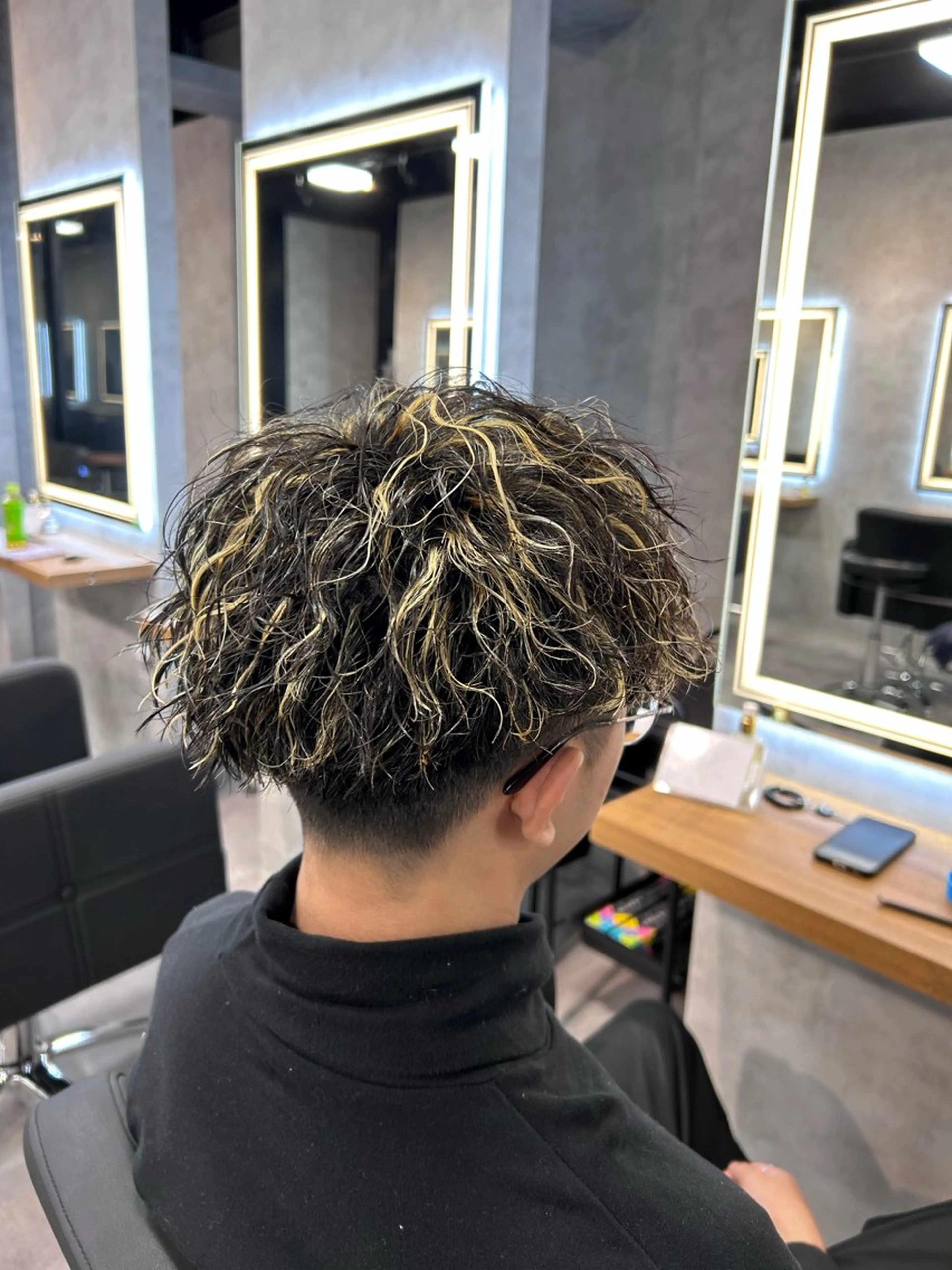ショート カラー パーマ メンズ メンズハイライト スペインカール ハイライトカラー ハイライト カット パーマ メンズ特化 👑YUTAのヘアスタイル