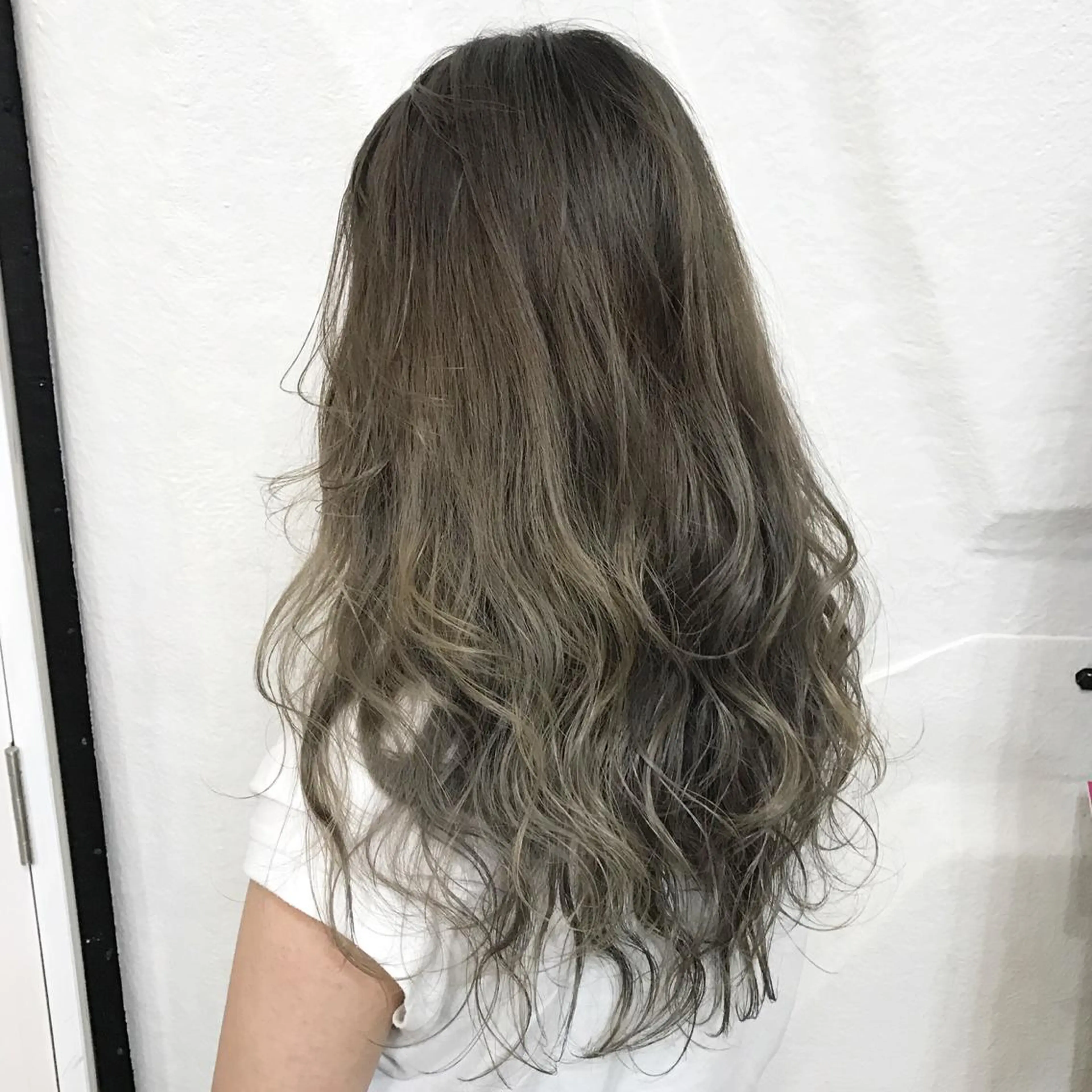 カラー アッシュ ブリーチ ブルーカラー ブルーアッシュ グラデーションカラー K-POP好き美容師 🇰🇷Kai.Yのヘアスタイル