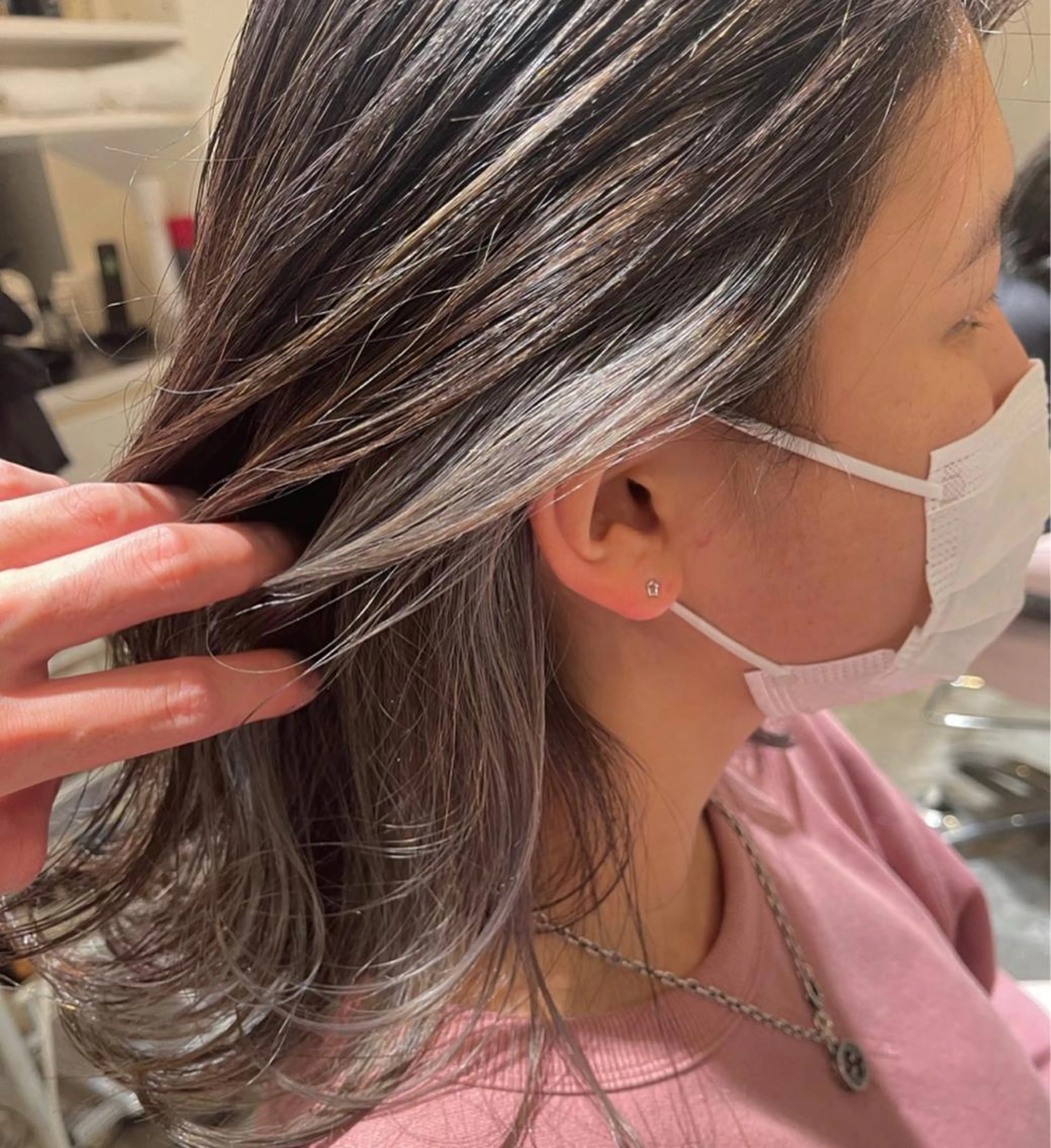 ミディアム カラー グレージュ インナーカラー 堀江/レイヤーカット 𝒀𝑼𝑻𝑶のヘアスタイル