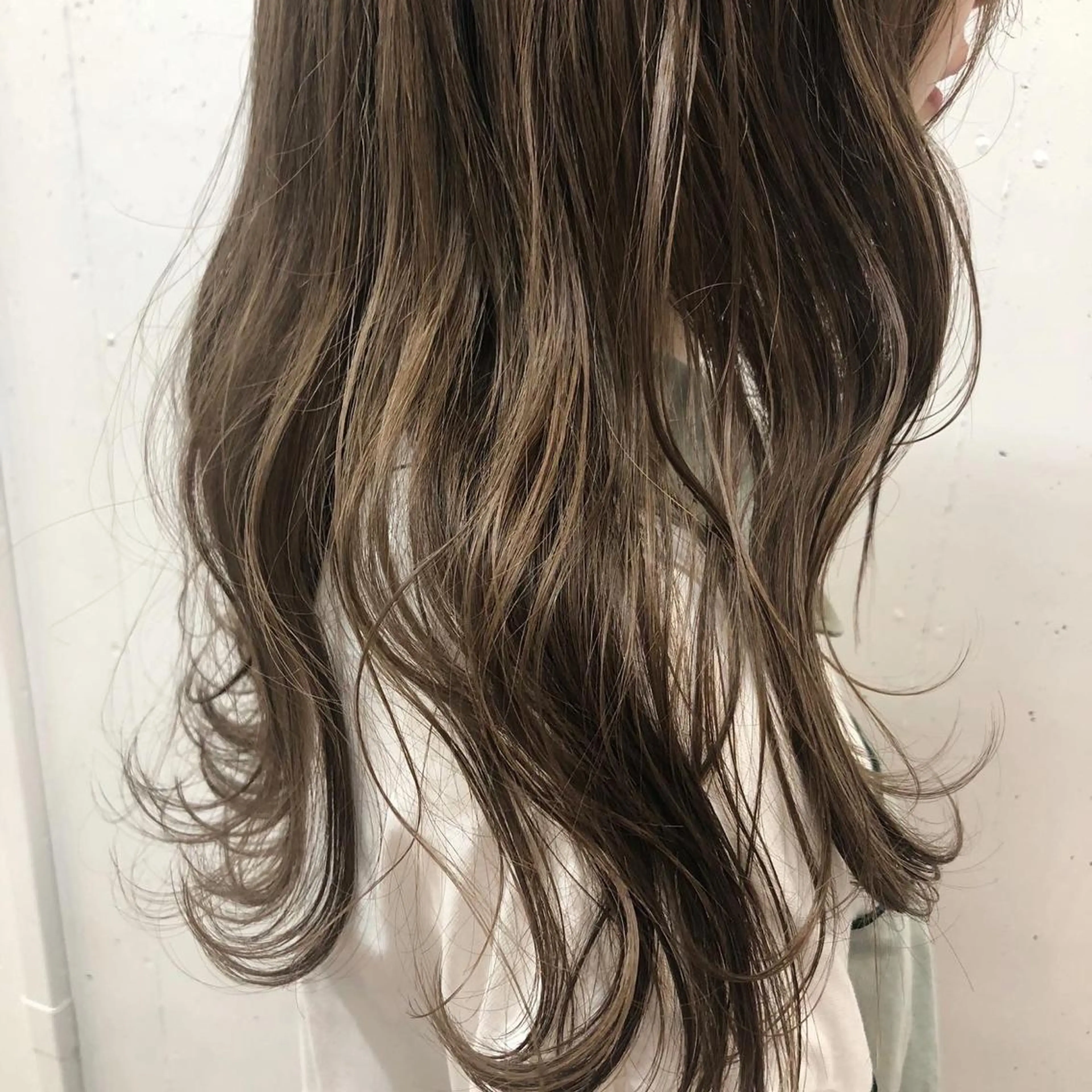ロング カラー ベージュカラー ブリーチ ハイトーンカラー ハイトーンベージュ カット ヘアカラー 久保田 千尋のヘアスタイル