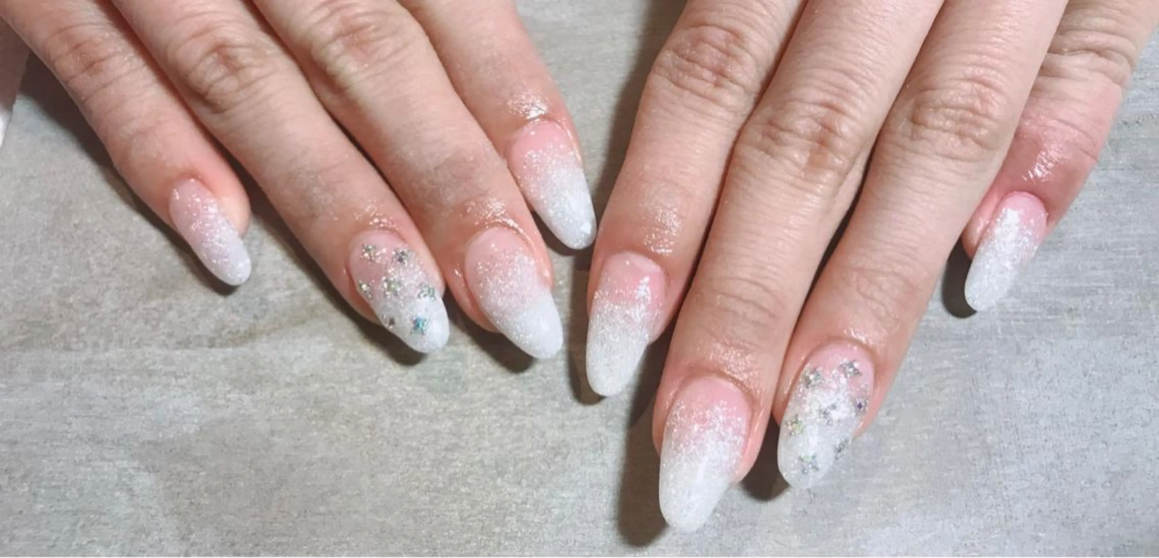 セミロング ネイル ラメ(グリッター) ホワイト ネイルスタジオ シェイクユアハンズのネイルデザイン