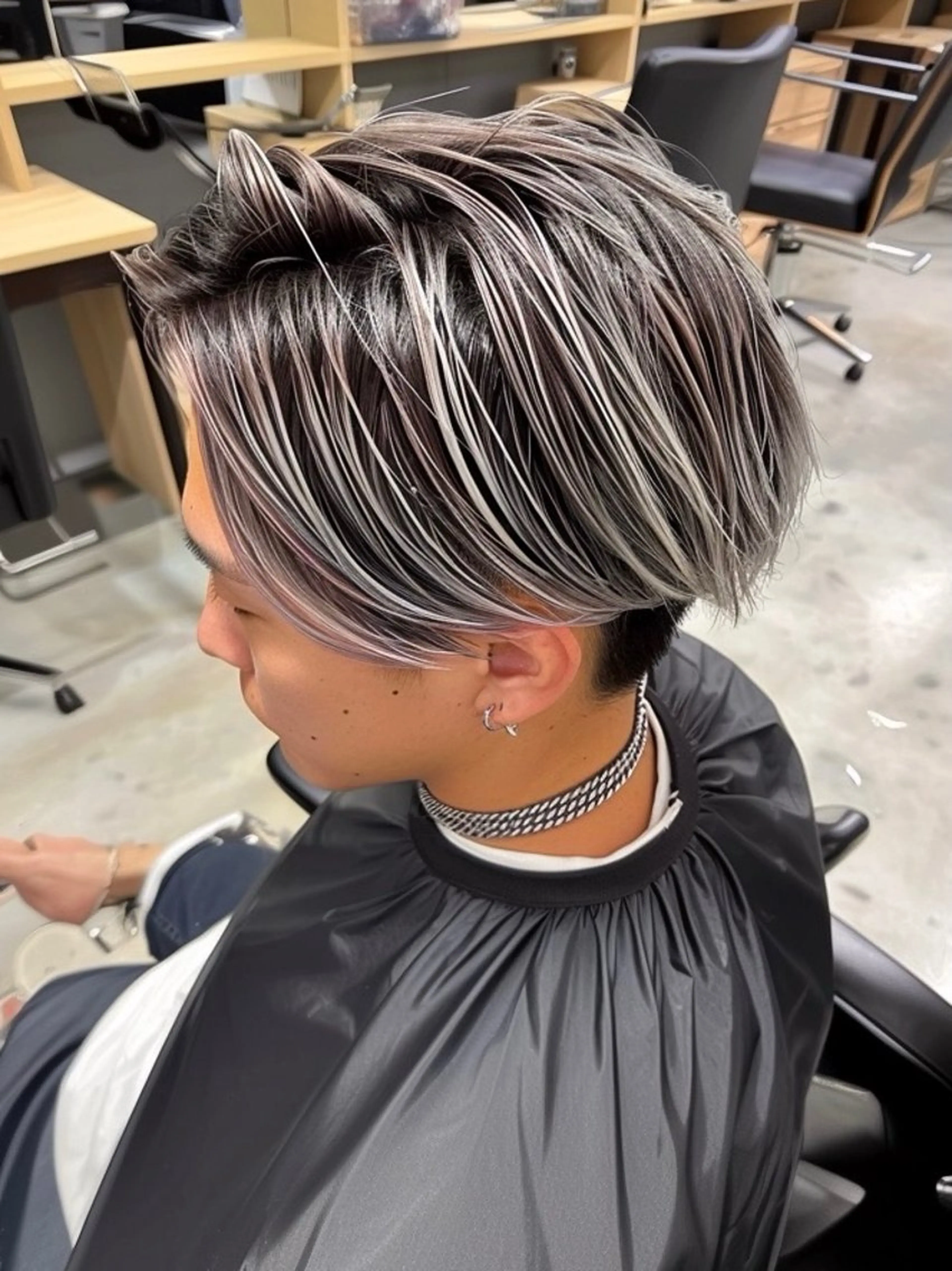 ショート パーマ メンズ メンズハイトーン メンズバレイヤージュのヘアスタイル