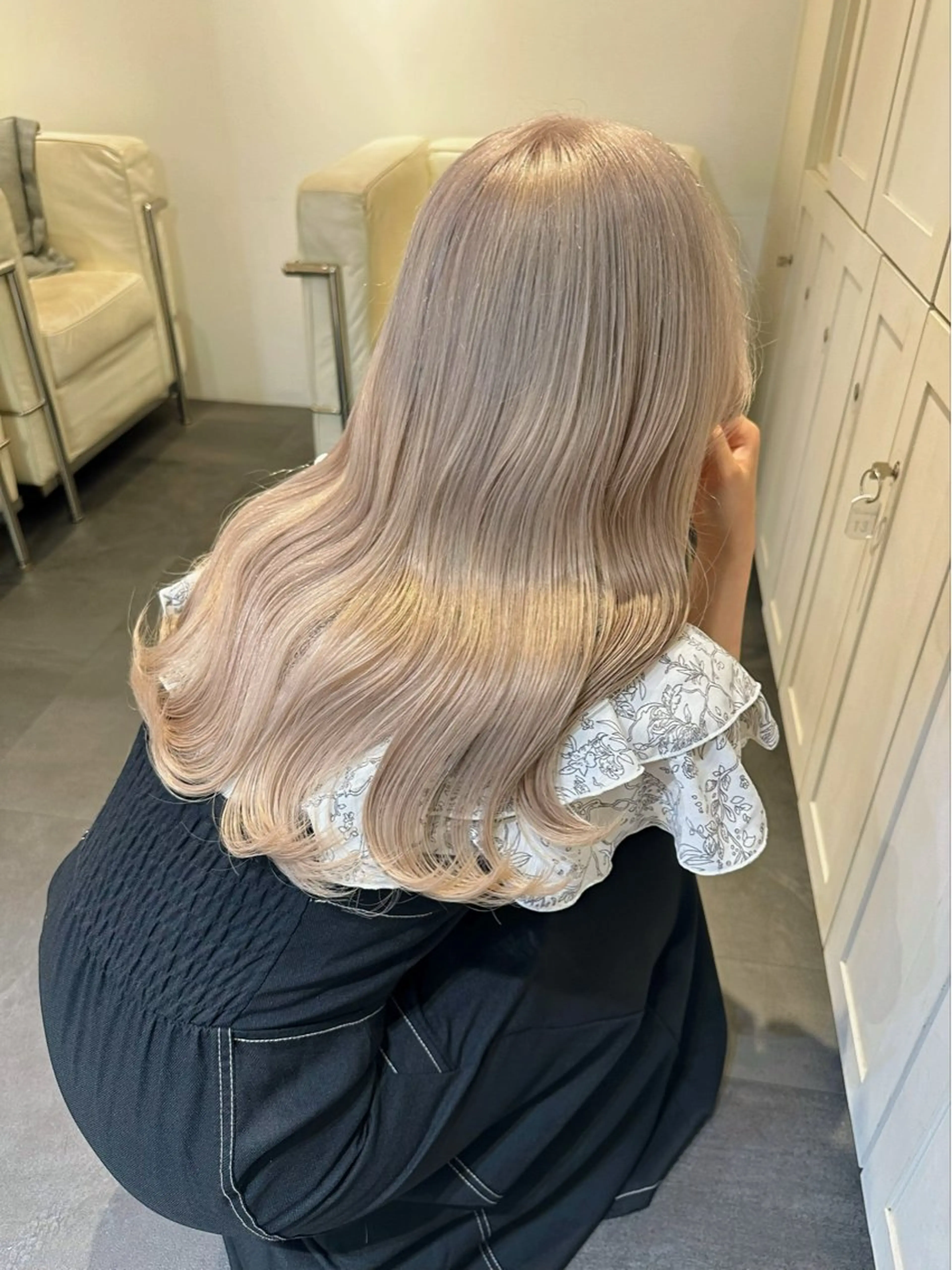 ロング カラー ベージュカラー ブリーチ グレージュ ハイトーンカラー ミルクティーベージュ カット ヘアカラー トリートメント ヒロミ/ミルクティー /ブロンド/ピンクのヘアスタイル