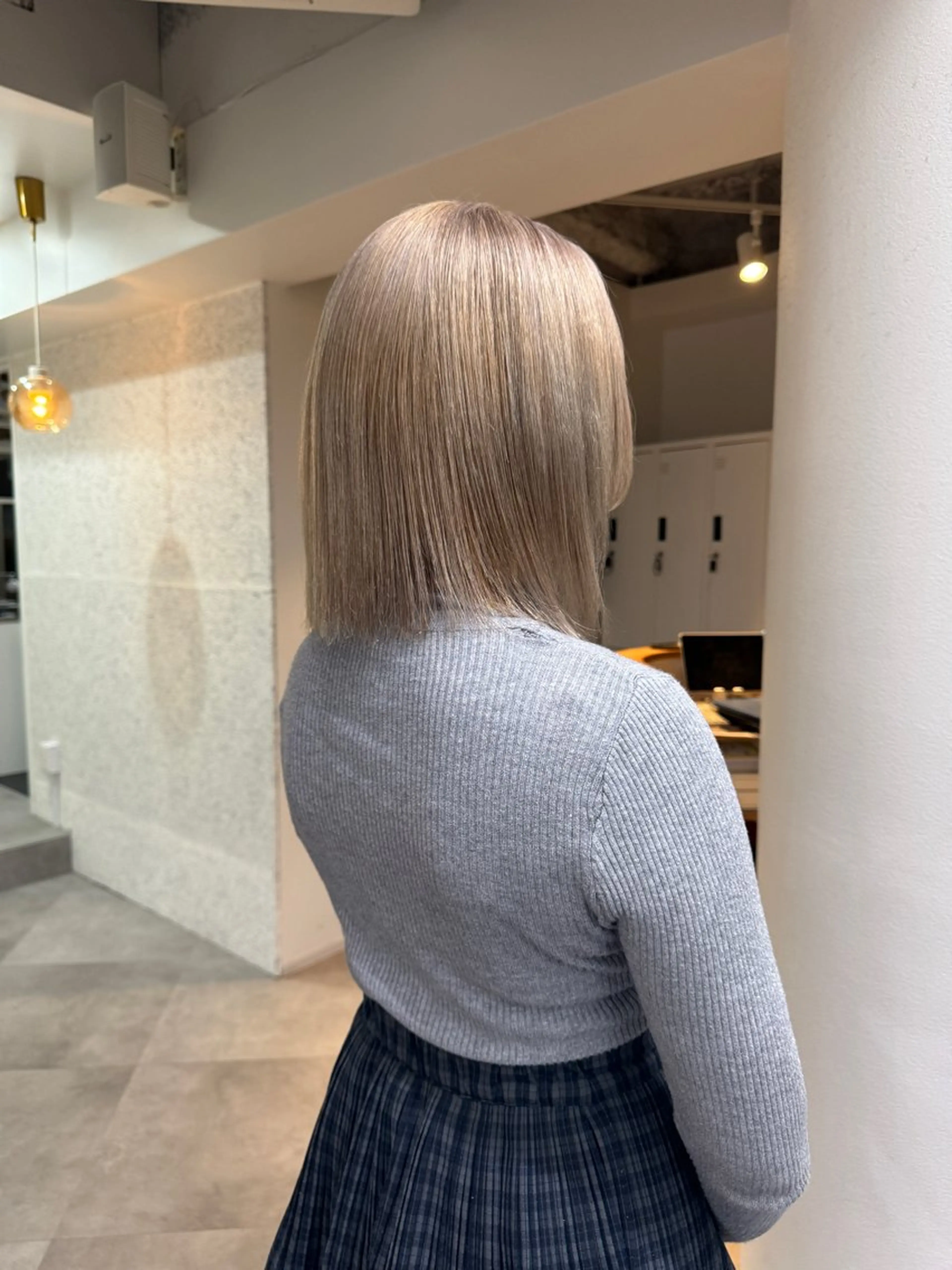 ミディアム カラー 切りっぱなしボブ レイヤー/縮毛矯正のヘアスタイル