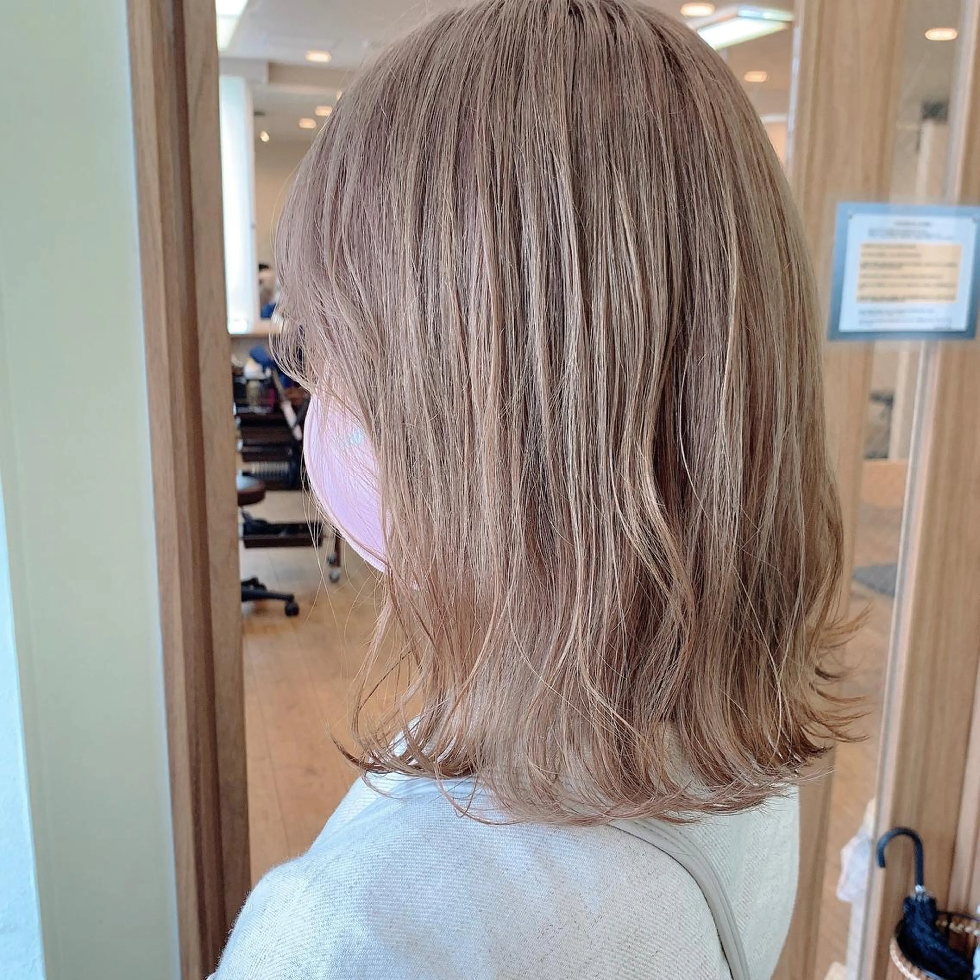 ミディアム カラー ベージュカラー ブリーチ 透明感カラー ミルクティーベージュ NUMBER_ ユイナのヘアスタイル