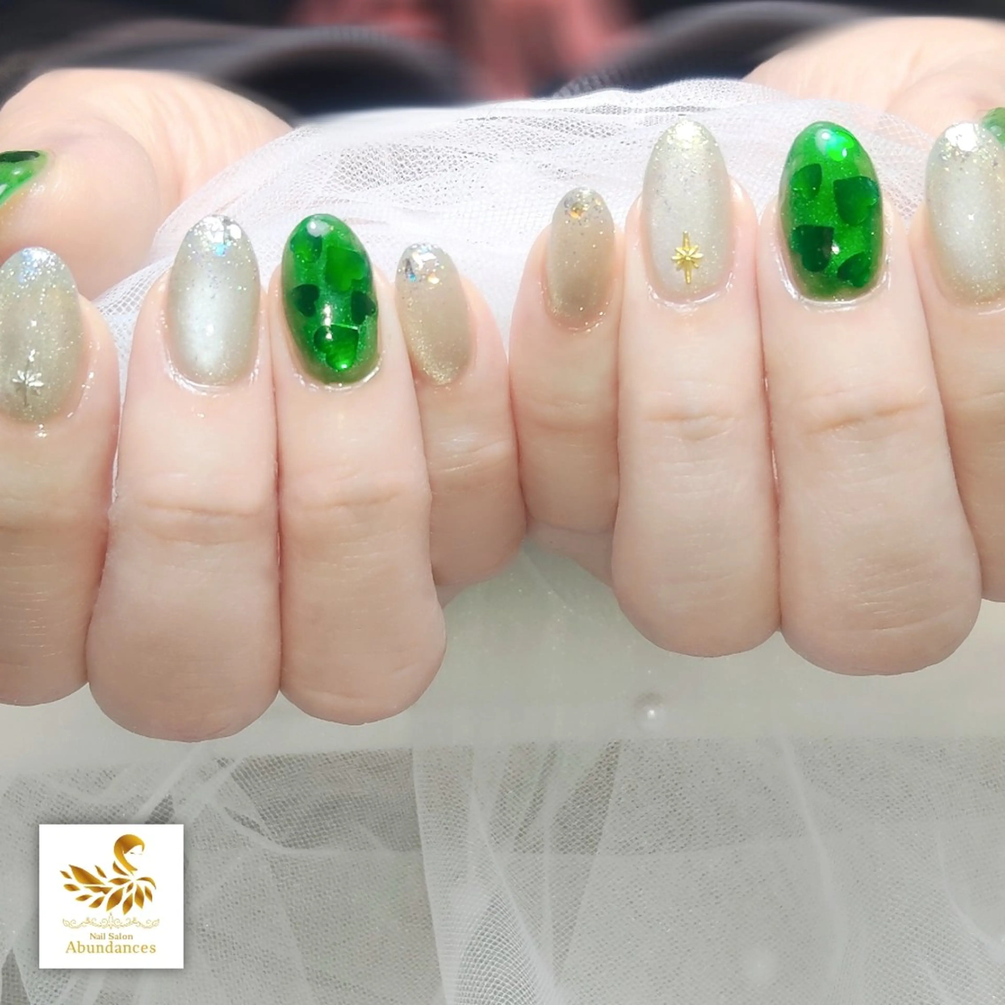 ネイル フラッシュネイル グリーン ハート キラキラネイル シンプルネイル ハンドネイル 完全予約制個室サロン Abundancesのネイルデザイン