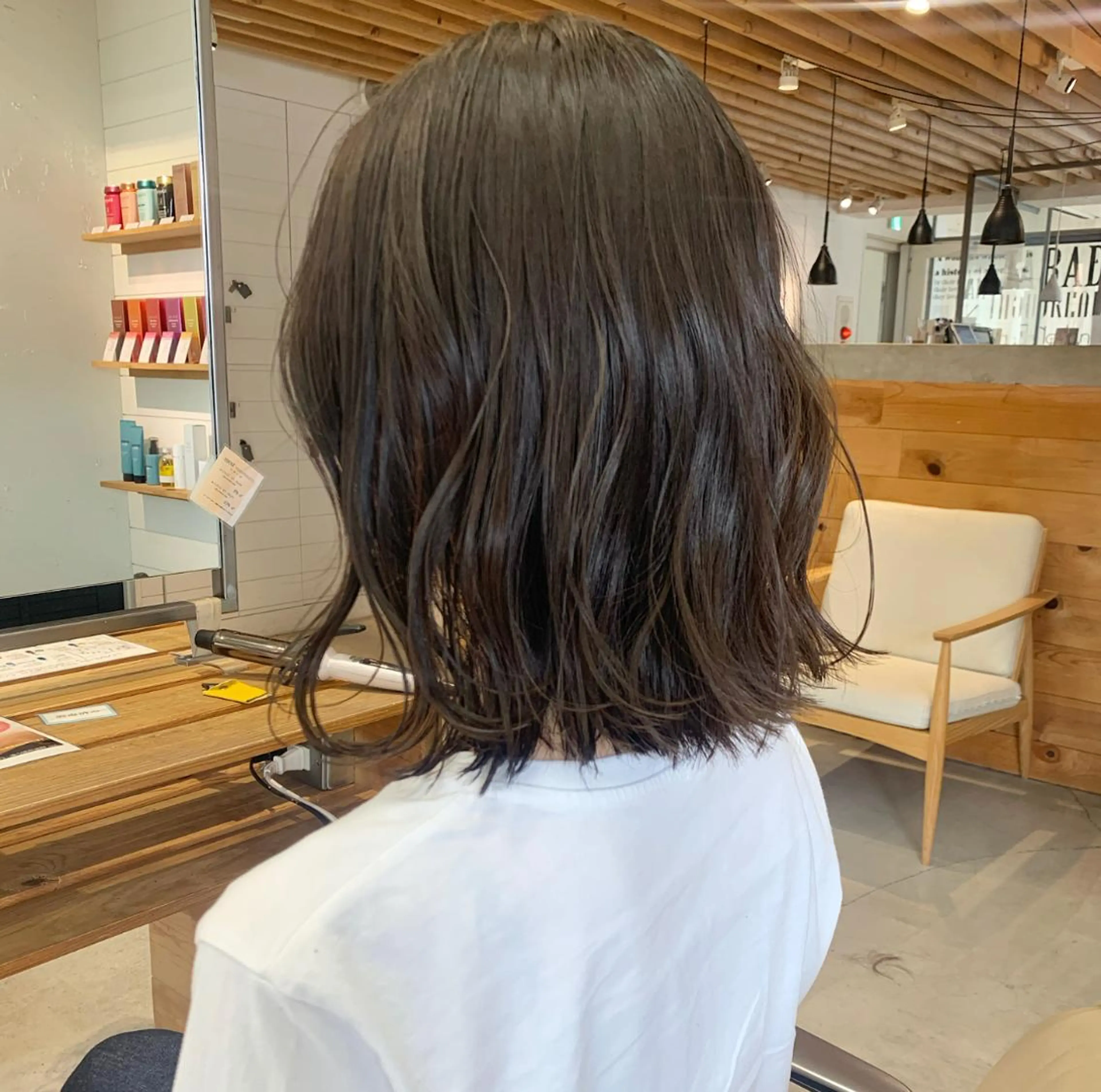 ミディアム カラー グレージュ iLi 《イリ》のヘアスタイル