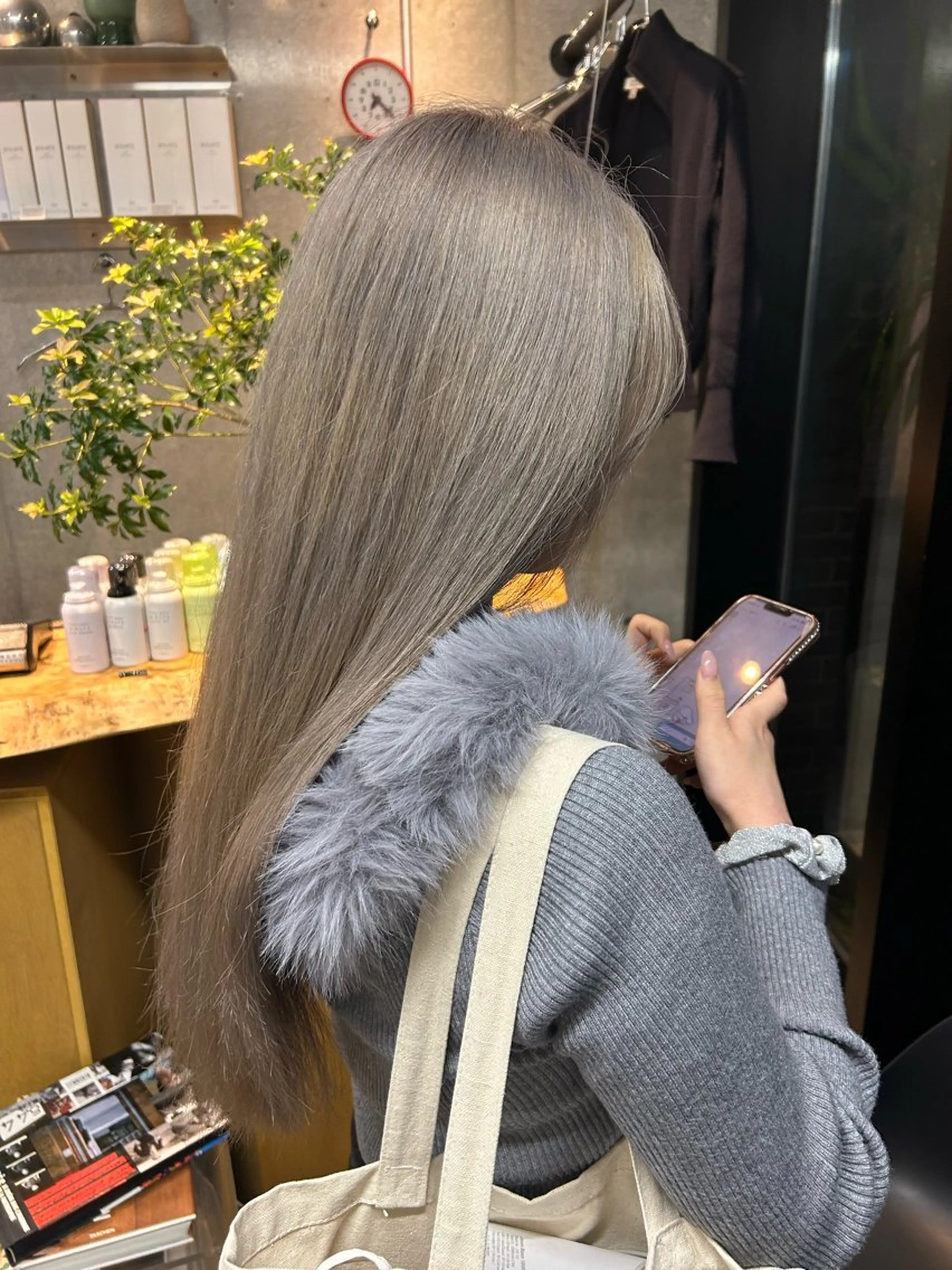 ロング カラー ベージュカラー 透明感カラー シルバー シルバーベージュ ヘアカラー アシスタント miyuのヘアスタイル