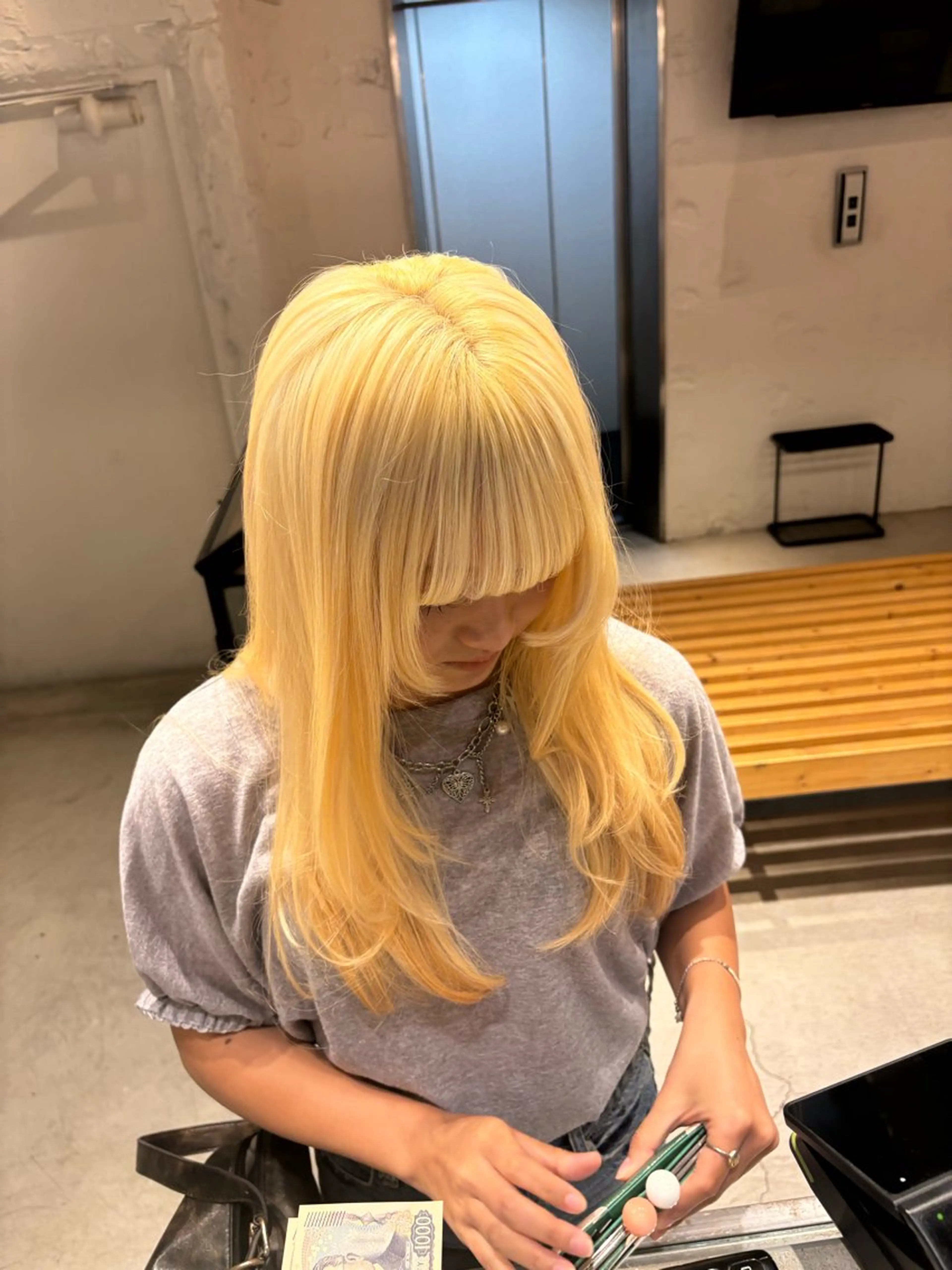 セミロング カラー 抜きっぱなしブロンド ヘアカラー トリートメント 元地雷系美容師🫶 RYUSEI🐈‍⬛のヘアスタイル