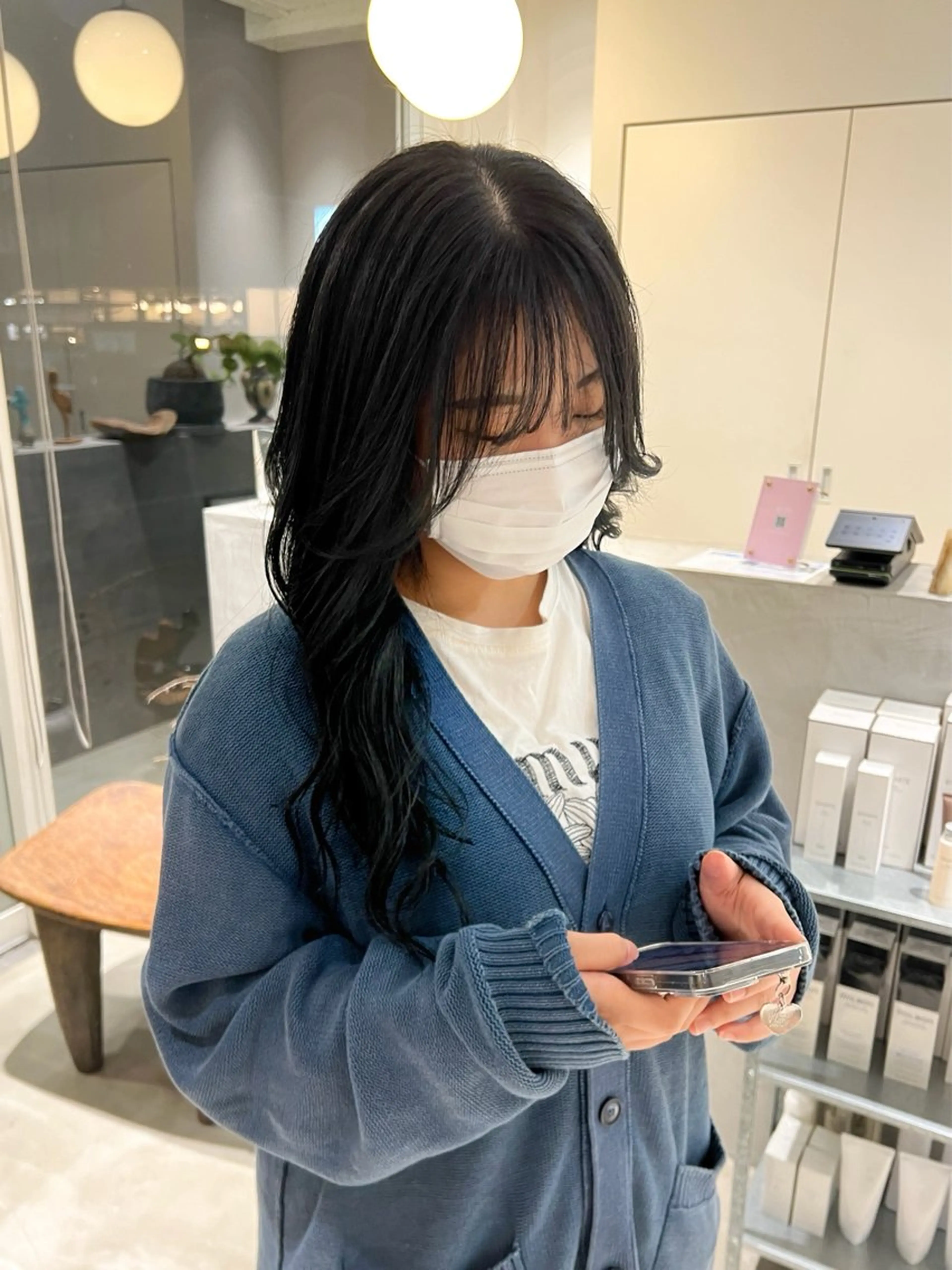 ロング カラー ブリーチ 透明感カラー ネイビーカラー ヘアカラー 周東 芽依のヘアスタイル