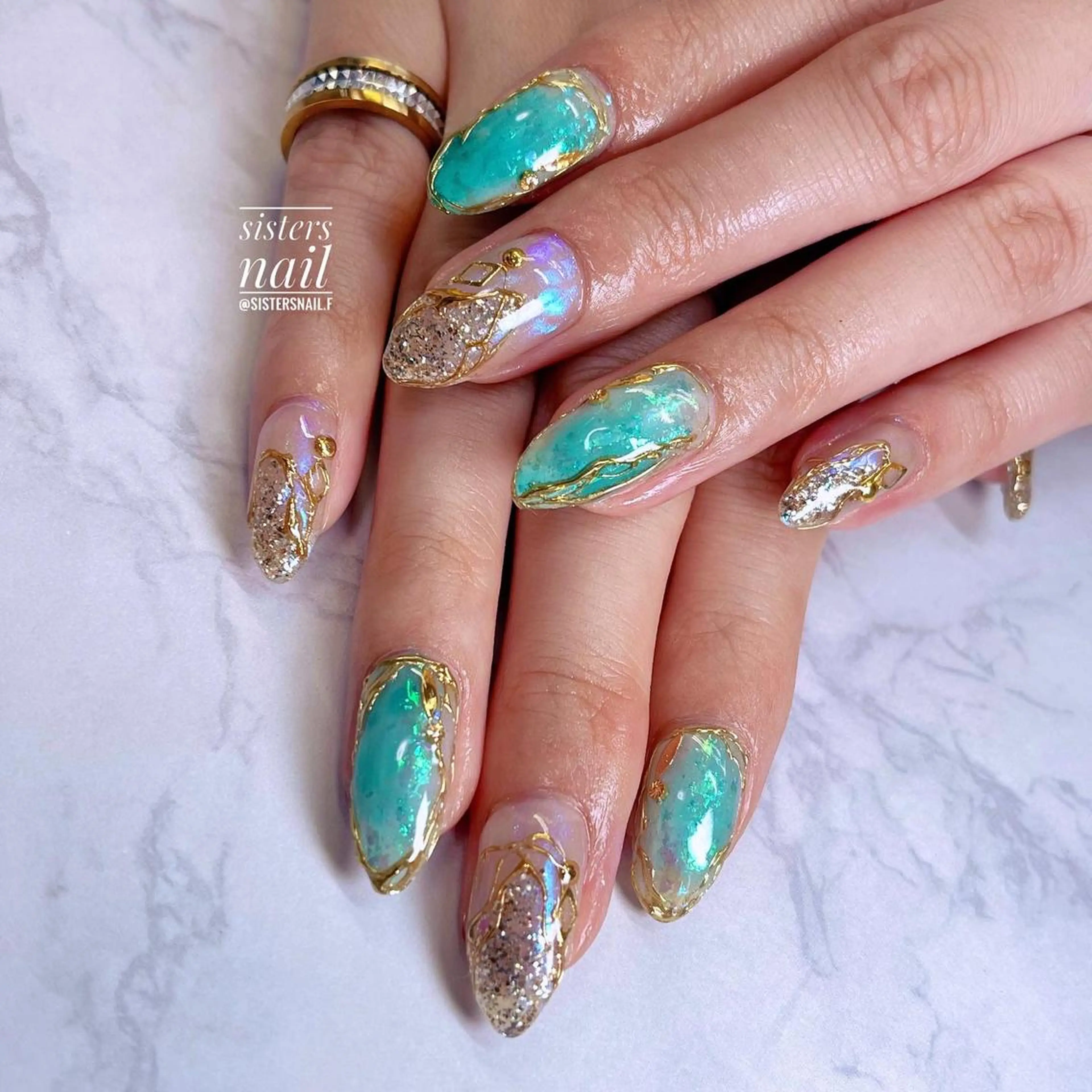 ネイル アートネイル オーロラネイル ブルー ゴールド キラキラネイル sisters nail.fのネイルデザイン