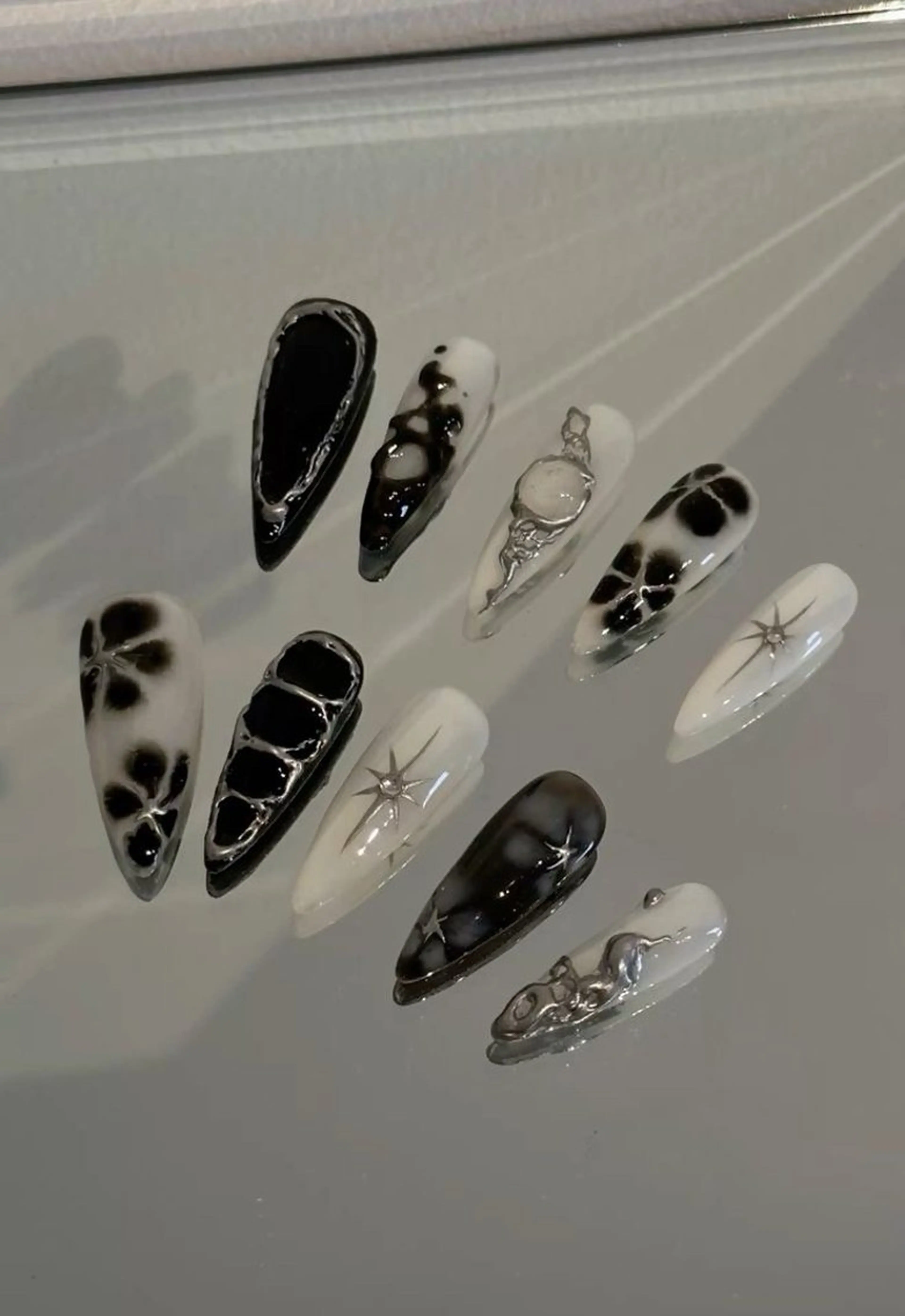 ネイル グラデーション ラメ(グリッター) マグネットネイル ミラーネイル ニュアンスネイル ハンドネイル 波 なみのネイルデザイン